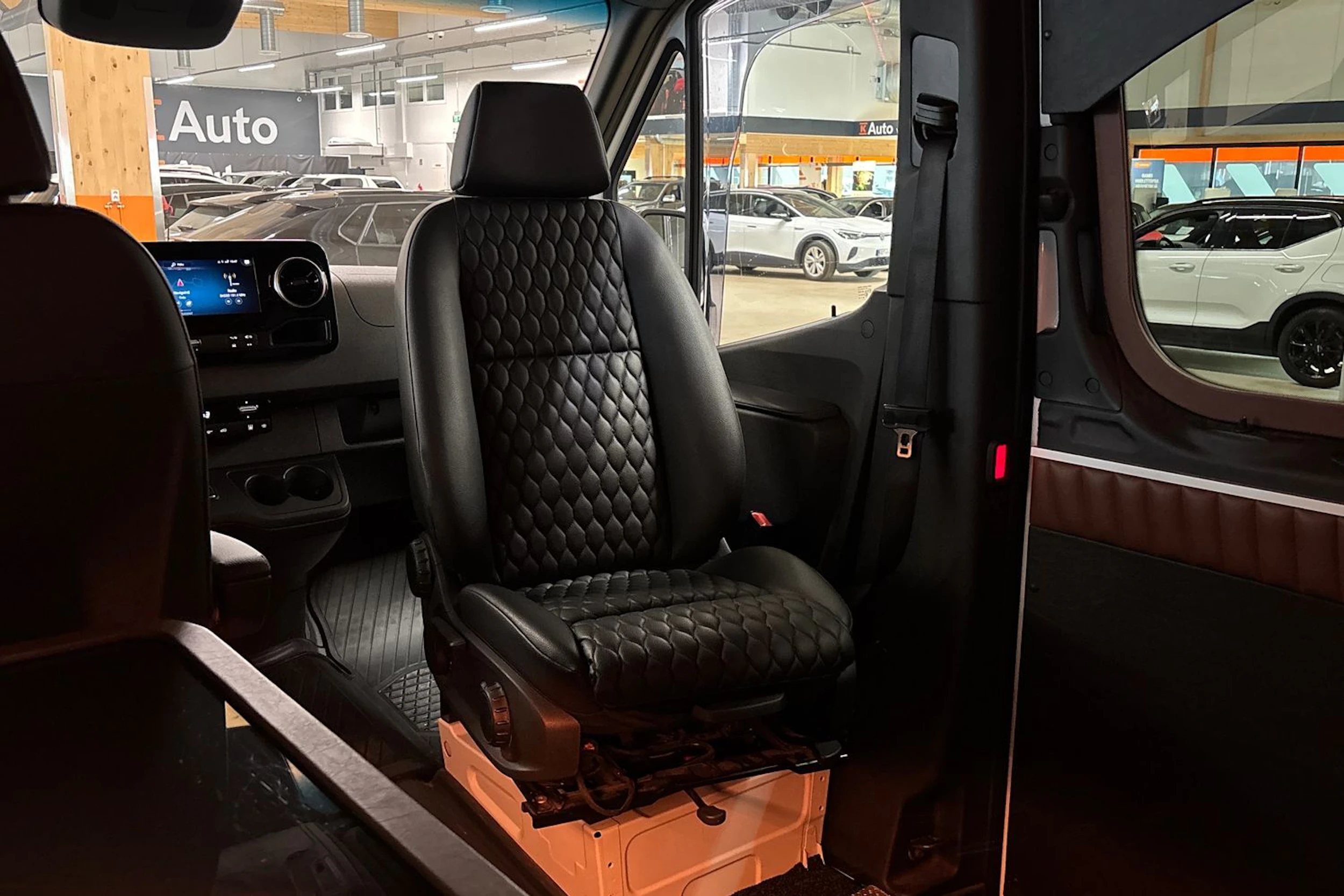 valkoinen Mercedes-Benz Sprinter 2023 kuva 19.
