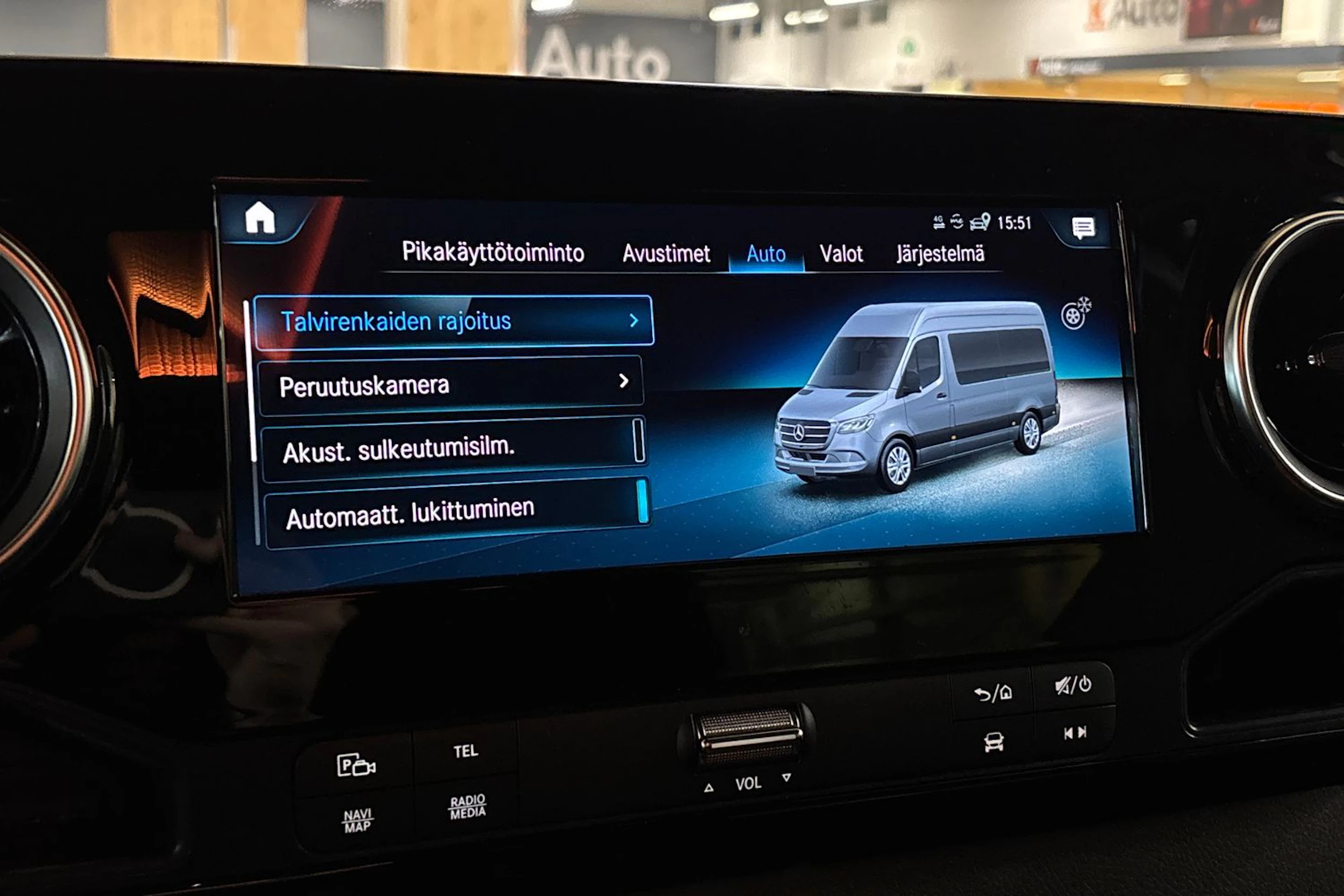 valkoinen Mercedes-Benz Sprinter 2023 kuva 27.