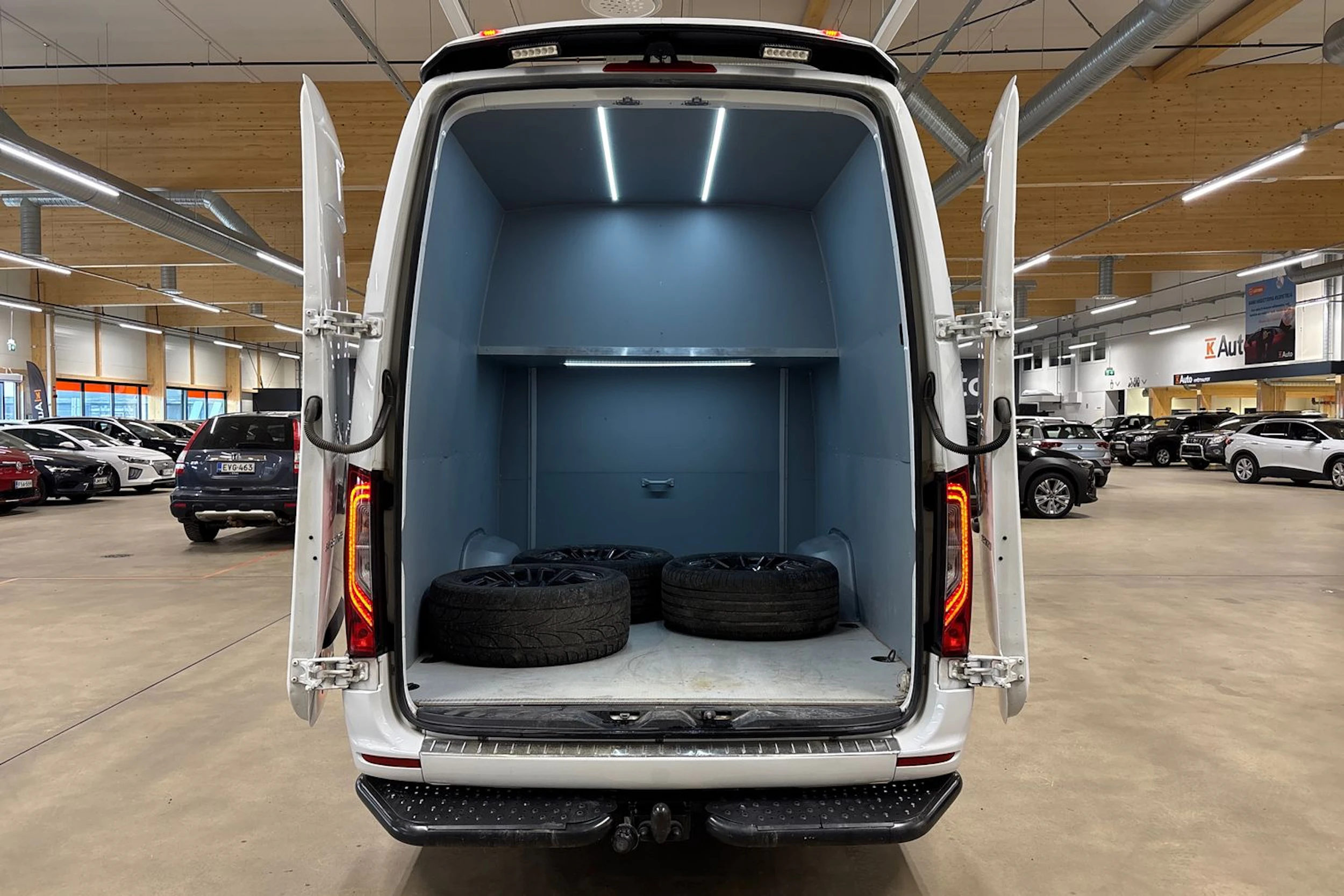 valkoinen Mercedes-Benz Sprinter 2023 kuva 32.