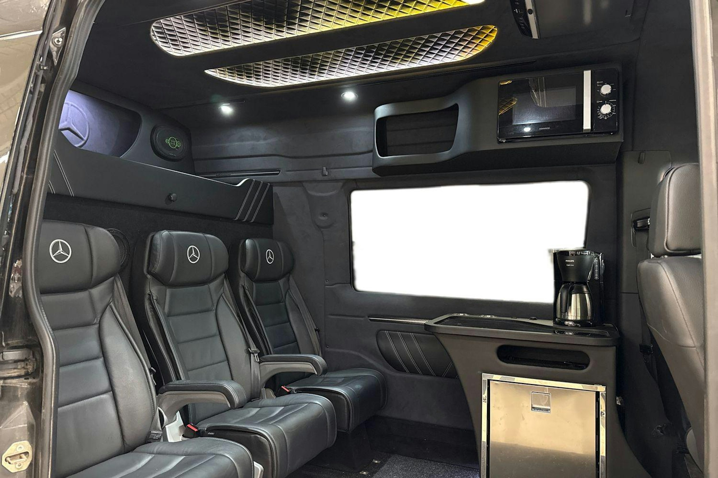 musta Mercedes-Benz Sprinter 2023 kuva 3.