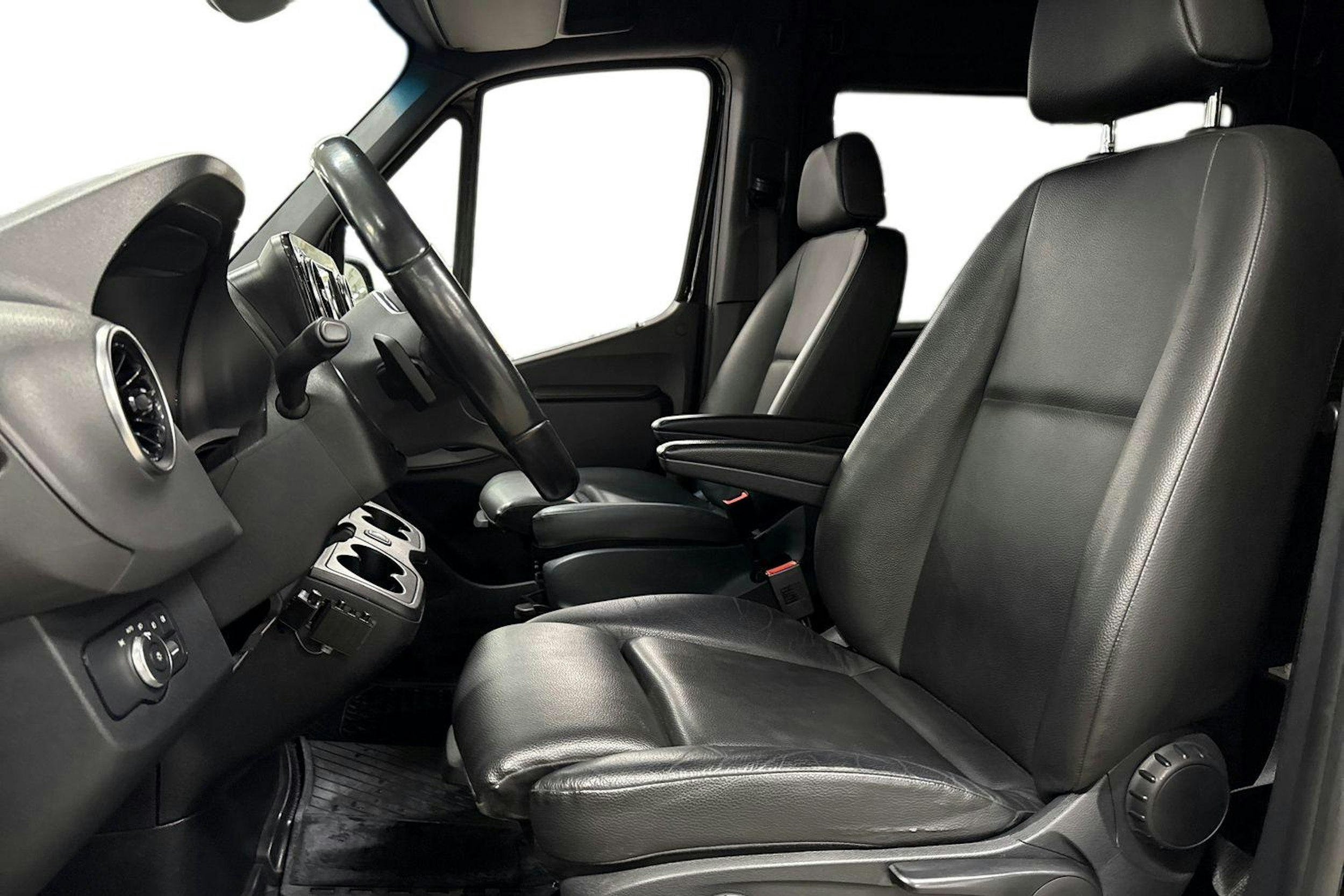 musta Mercedes-Benz Sprinter 2023 kuva 7.