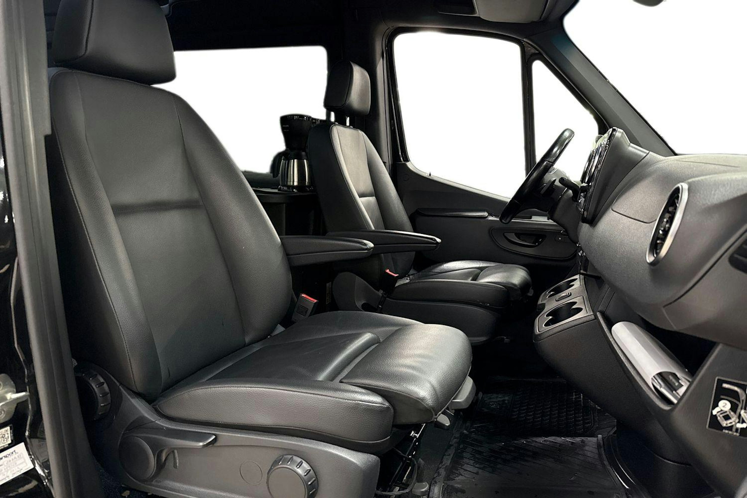 musta Mercedes-Benz Sprinter 2023 kuva 10.