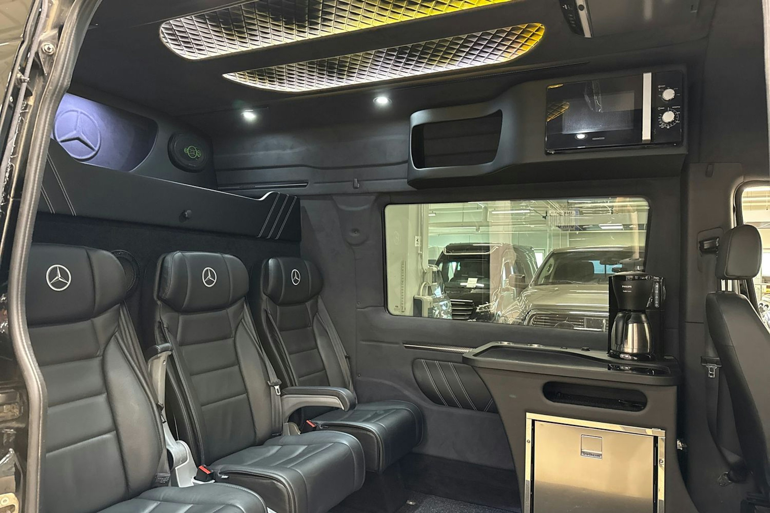 musta Mercedes-Benz Sprinter 2023 kuva 13.