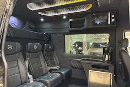 musta Mercedes-Benz Sprinter 2023 kuva 13.