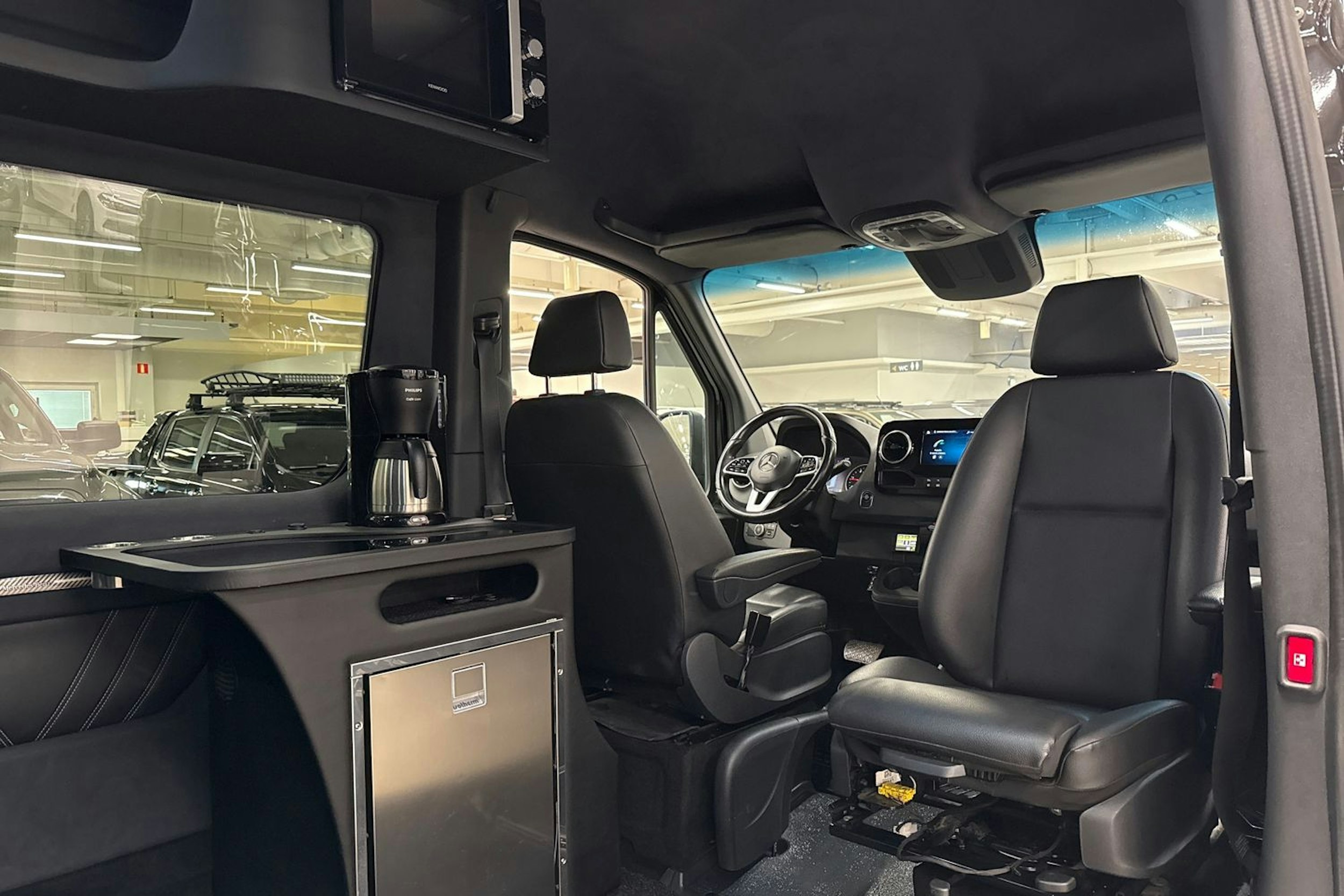 musta Mercedes-Benz Sprinter 2023 kuva 14.