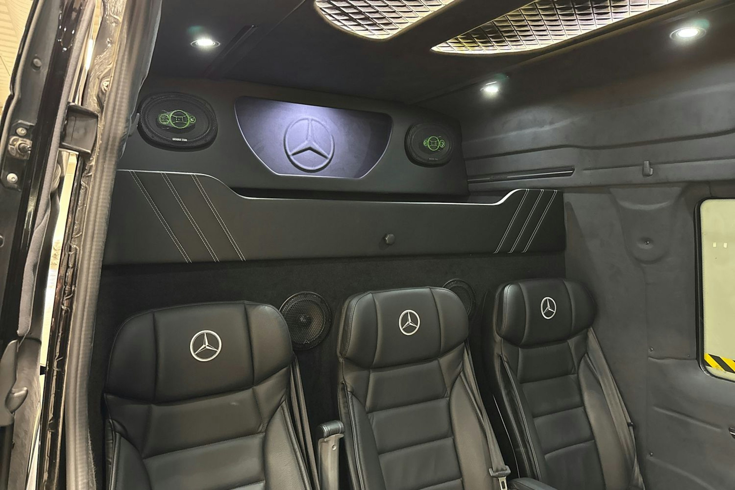 musta Mercedes-Benz Sprinter 2023 kuva 15.