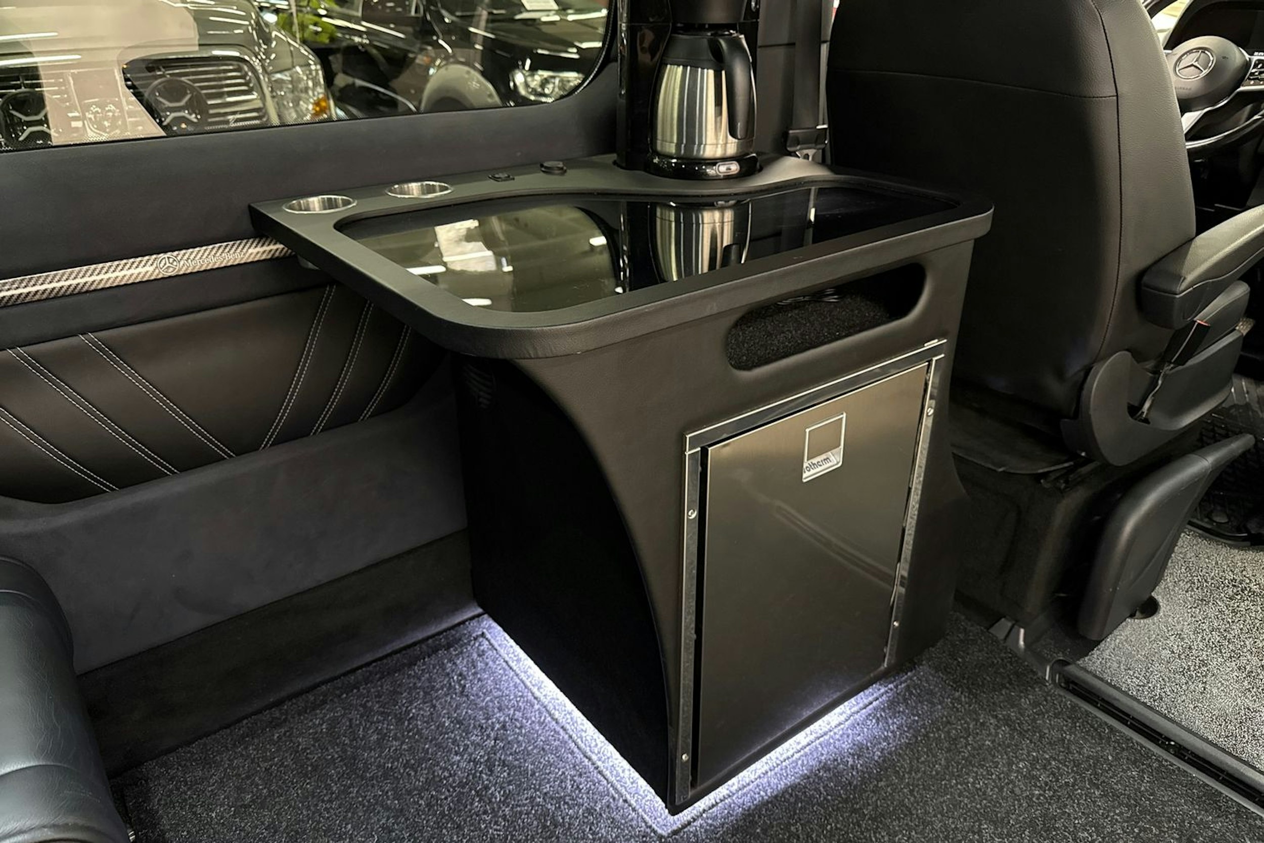 musta Mercedes-Benz Sprinter 2023 kuva 18.