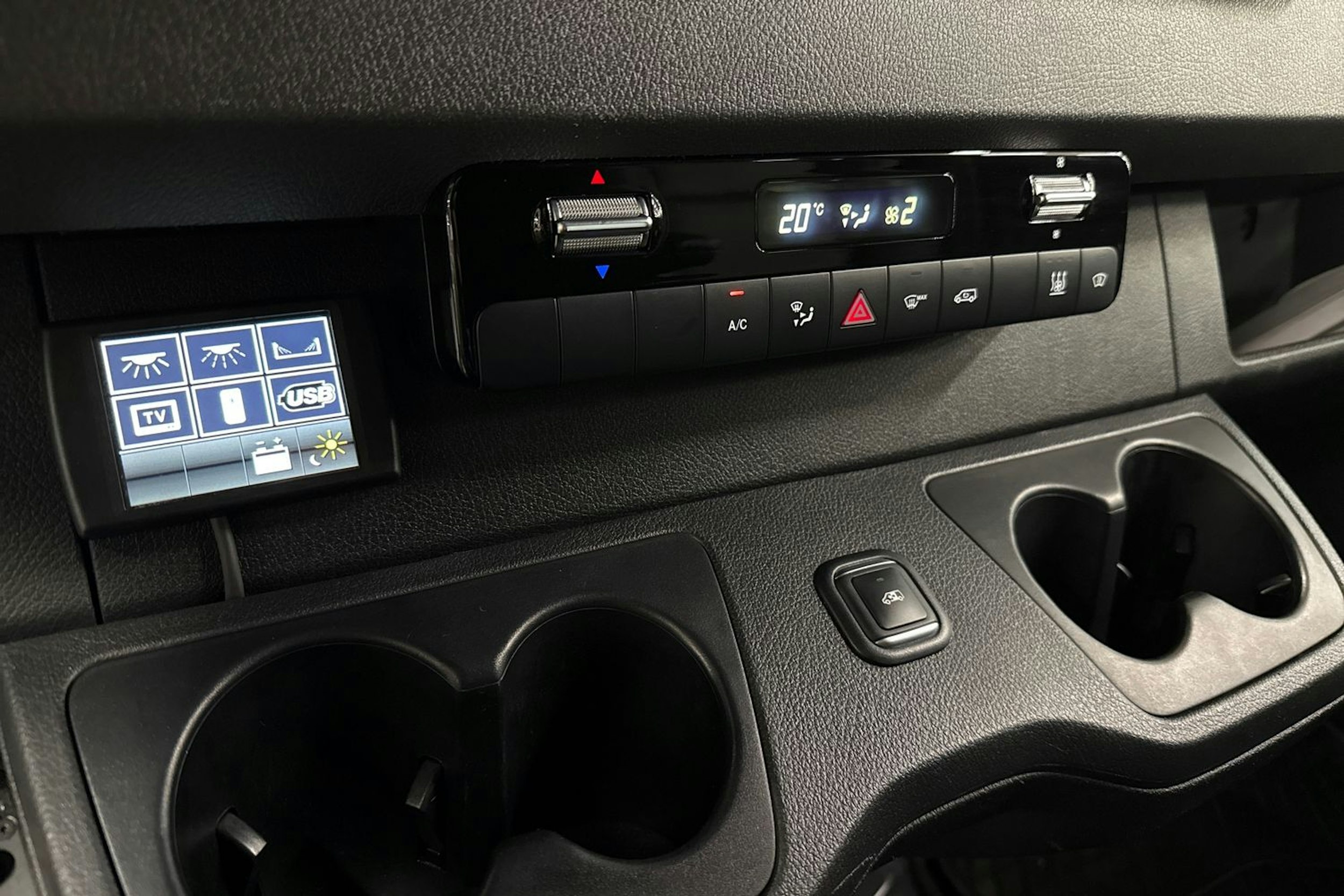 musta Mercedes-Benz Sprinter 2023 kuva 24.