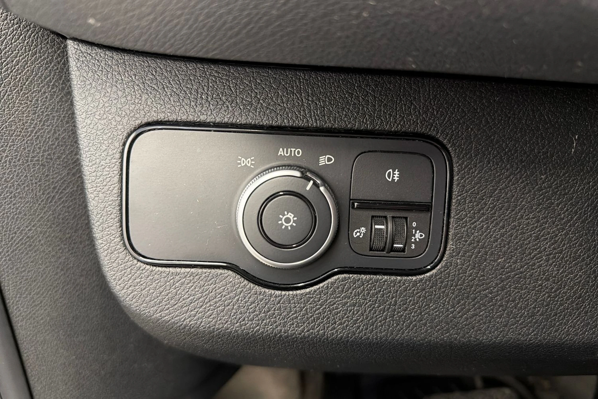 musta Mercedes-Benz Sprinter 2023 kuva 25.
