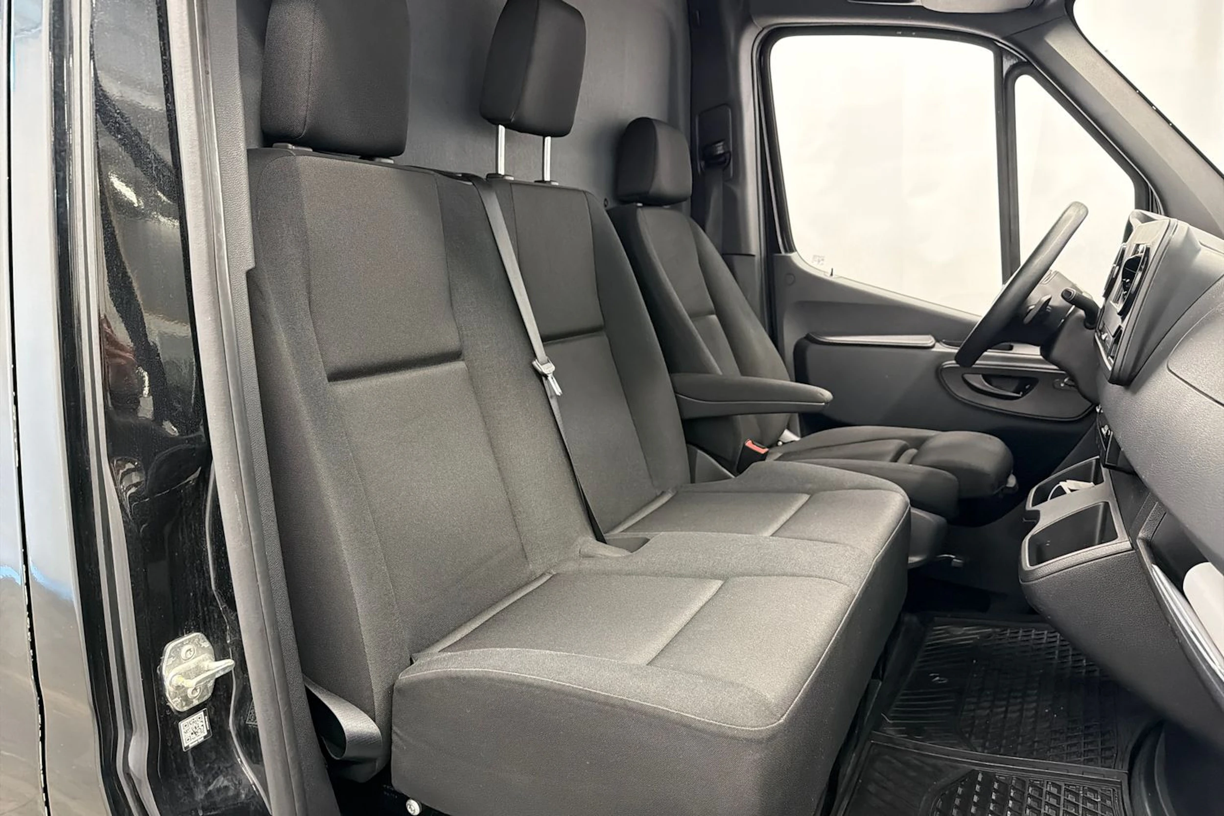 musta Mercedes-Benz Sprinter 2023 kuva 27.
