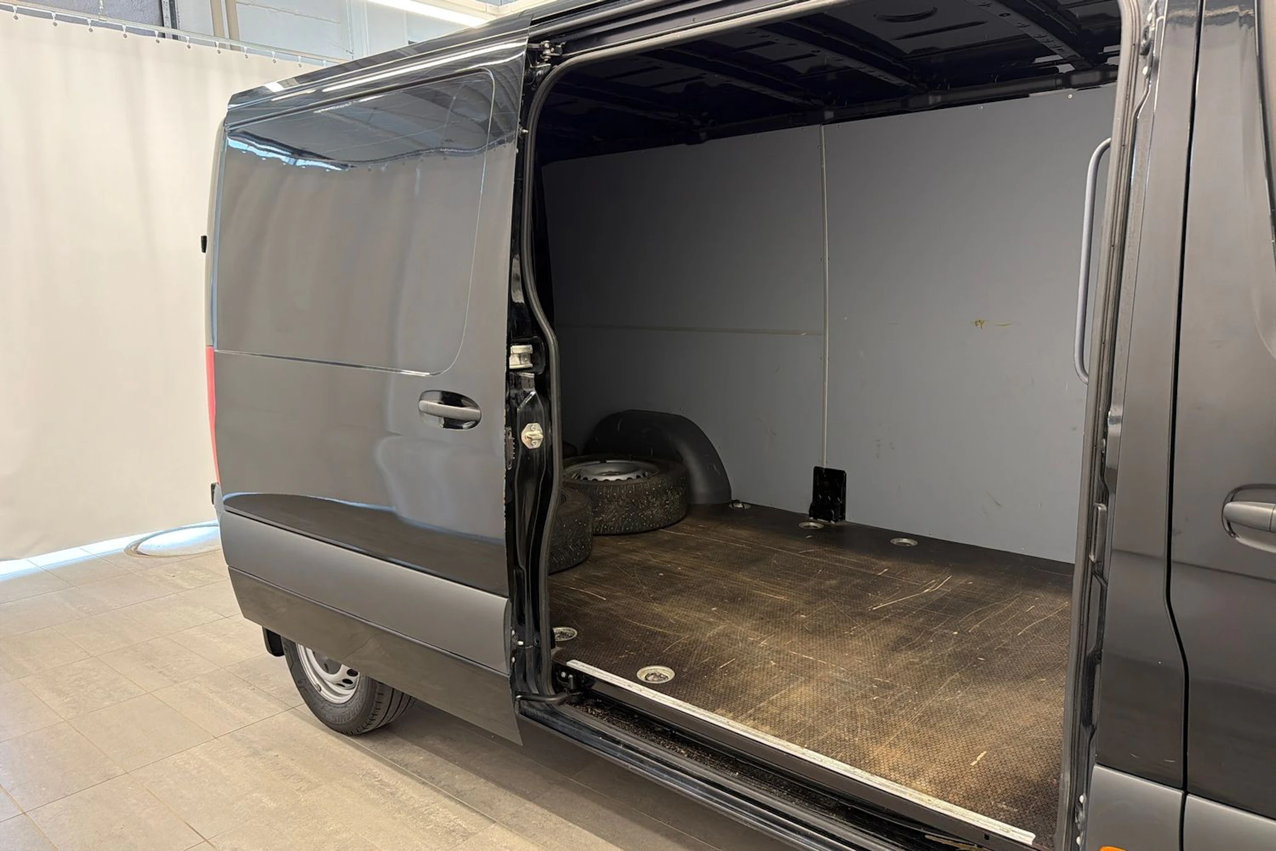 musta Mercedes-Benz Sprinter 2023 kuva 28.