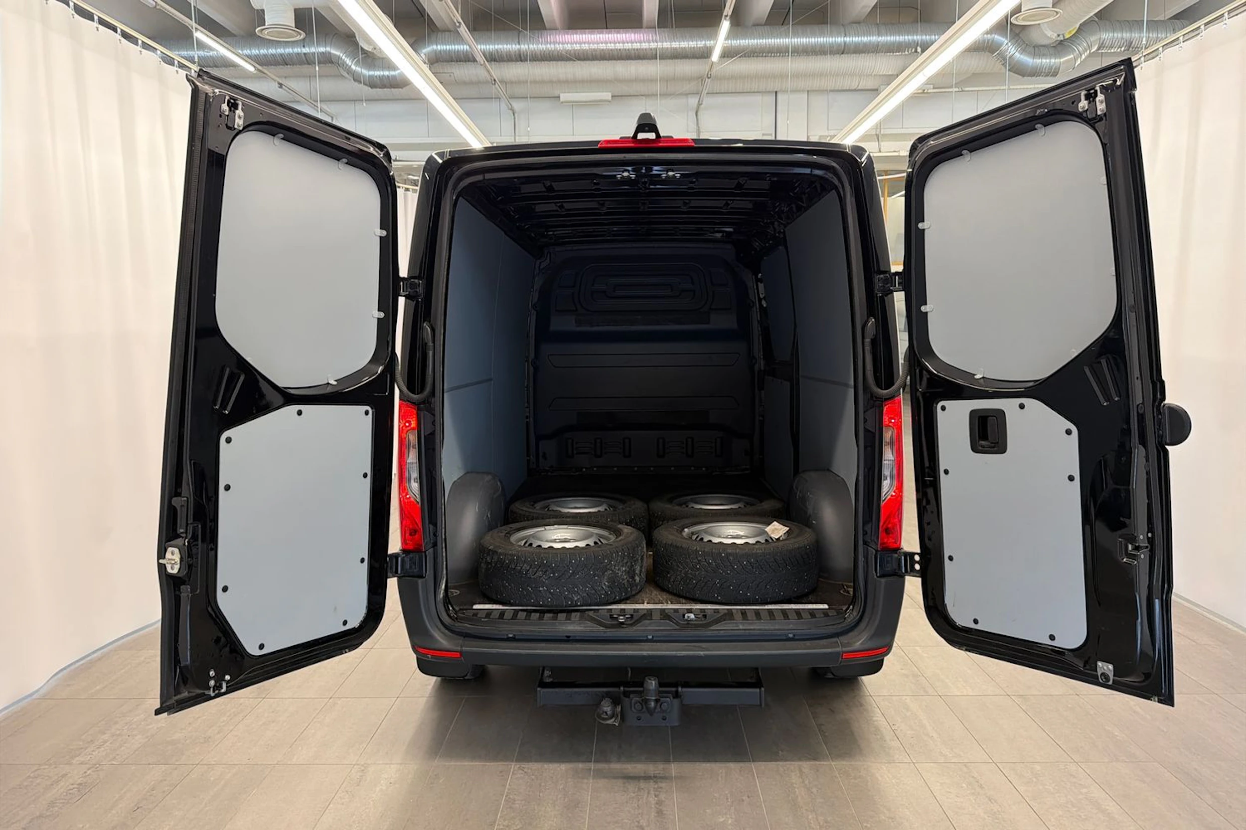 musta Mercedes-Benz Sprinter 2023 kuva 29.