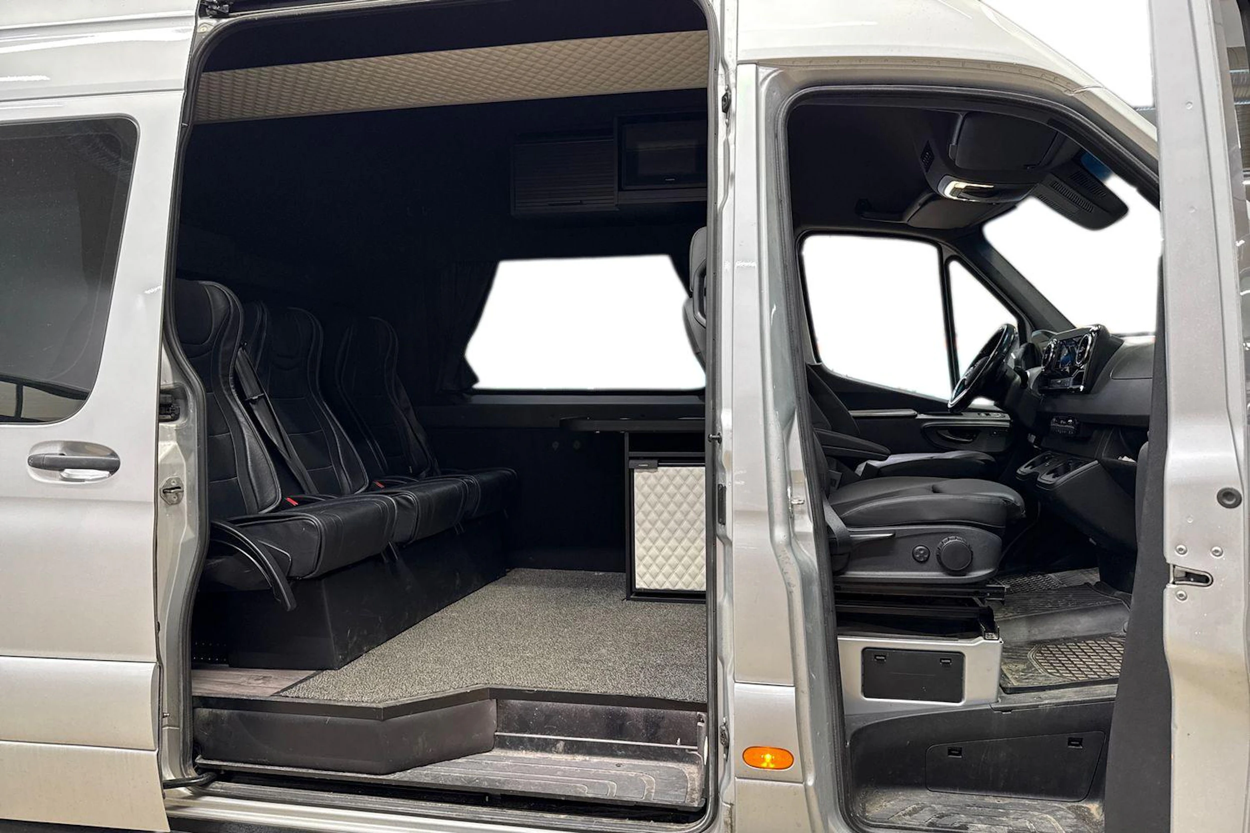 harmaa Mercedes-Benz Sprinter 2023 kuva 3.