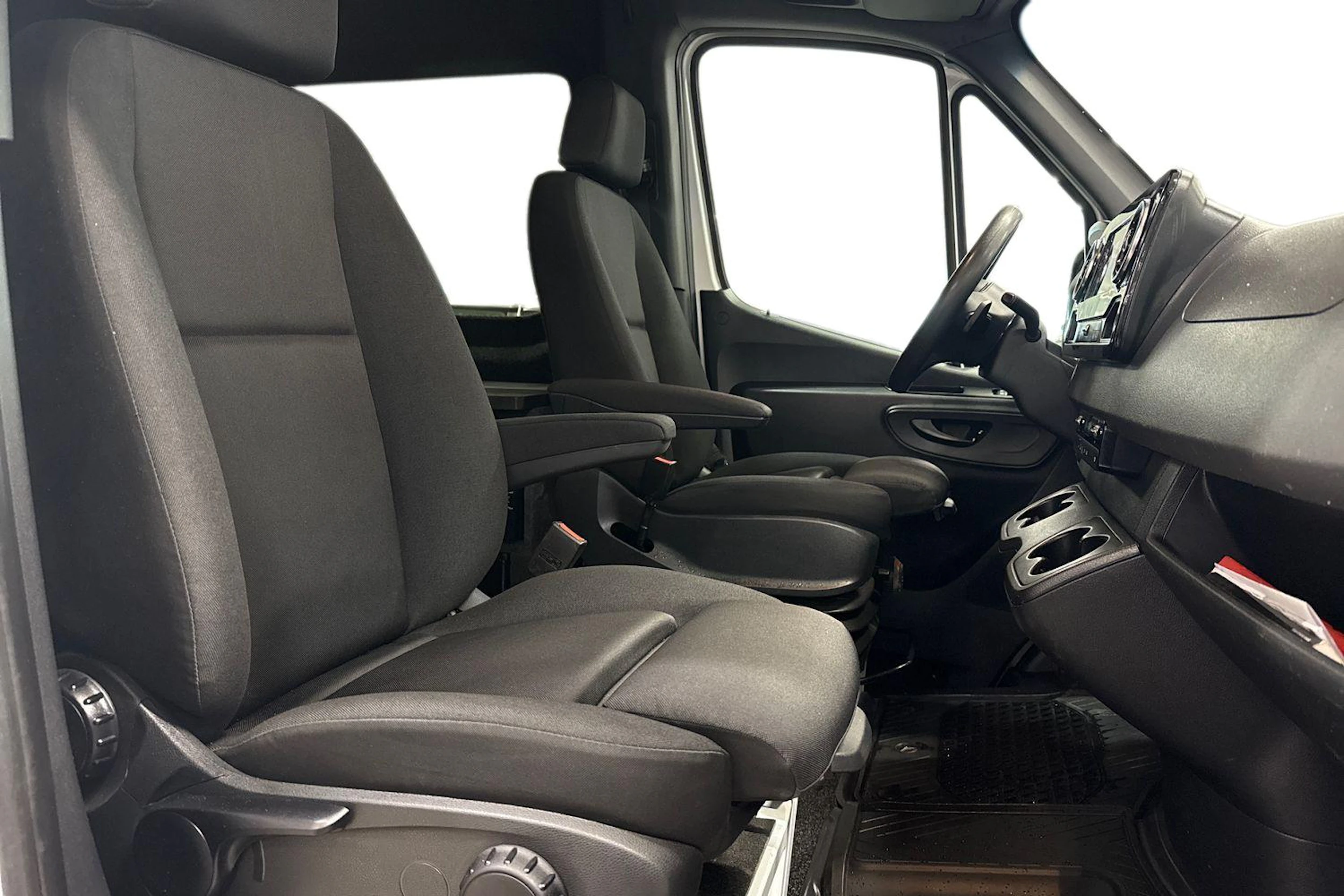 valkoinen Mercedes-Benz Sprinter 2023 kuva 11.