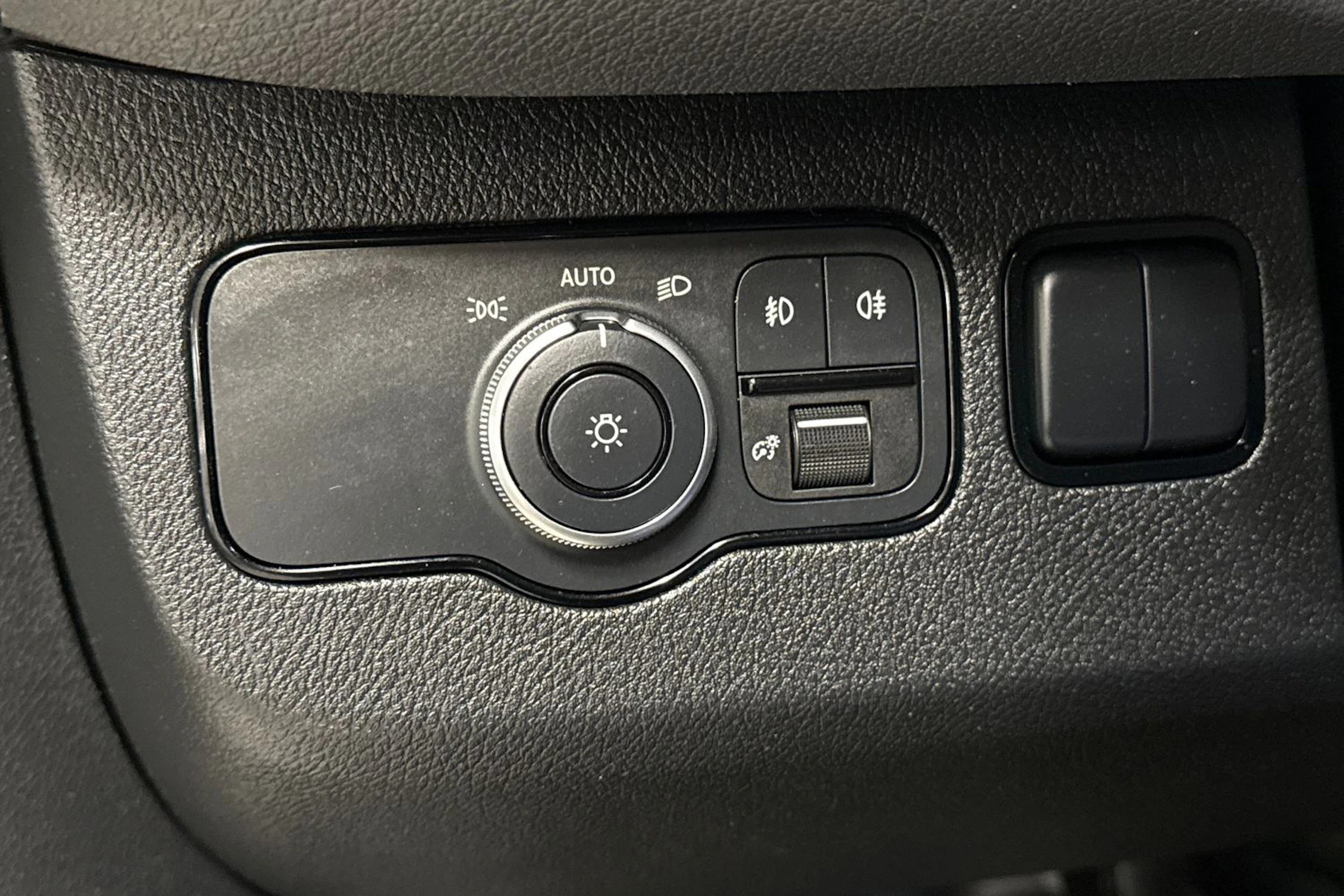 valkoinen Mercedes-Benz Sprinter 2023 kuva 20.