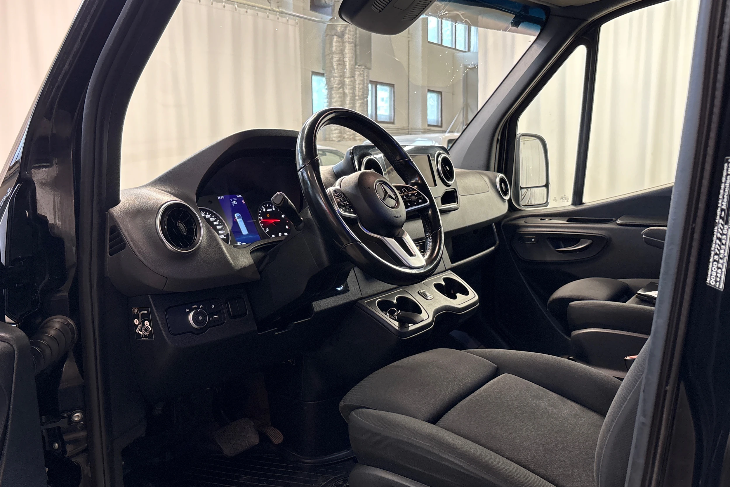 musta Mercedes-Benz Sprinter 2023 kuva 6.
