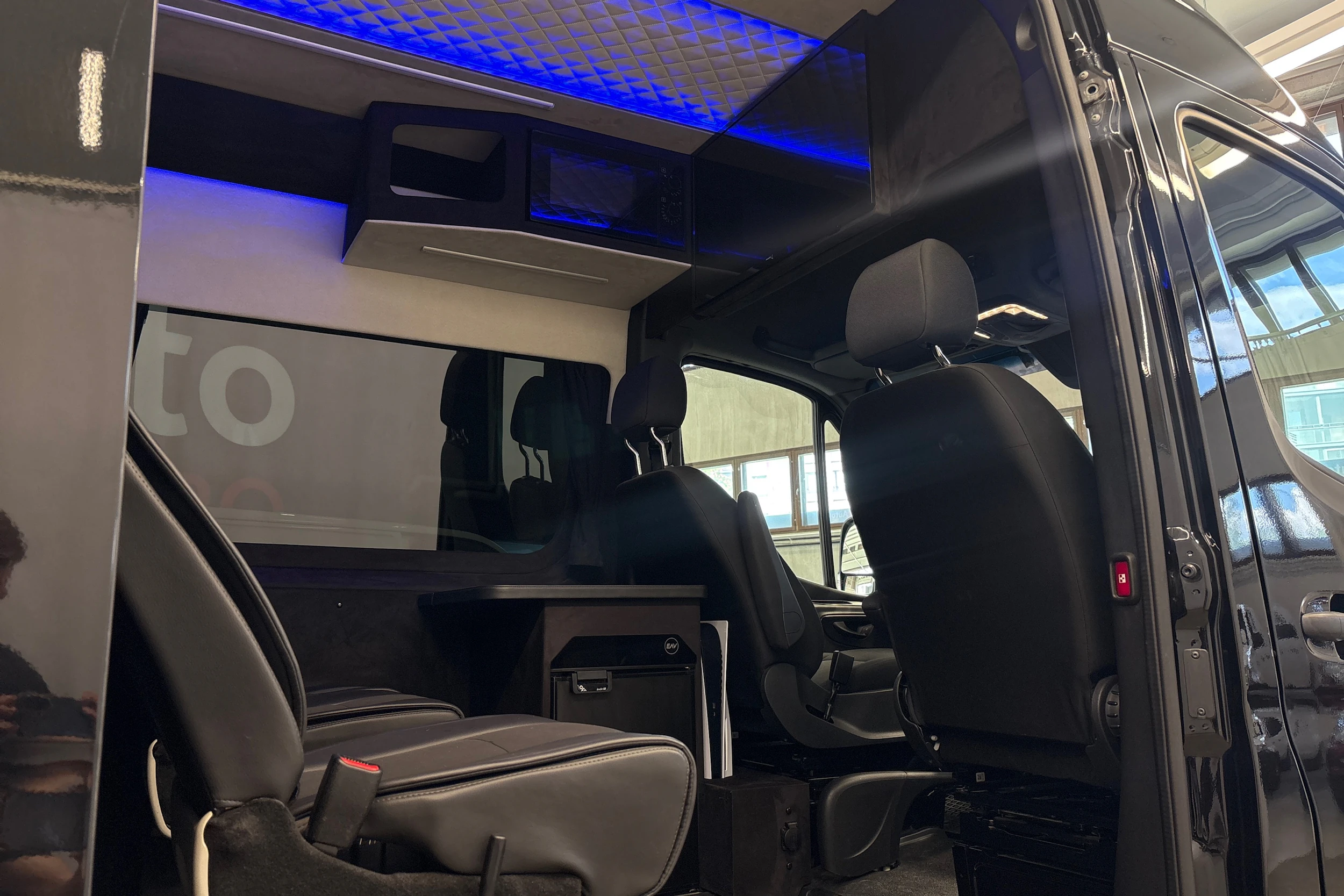 musta Mercedes-Benz Sprinter 2023 kuva 21.