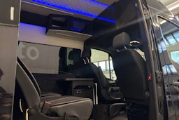 musta Mercedes-Benz Sprinter 2023 kuva 21.