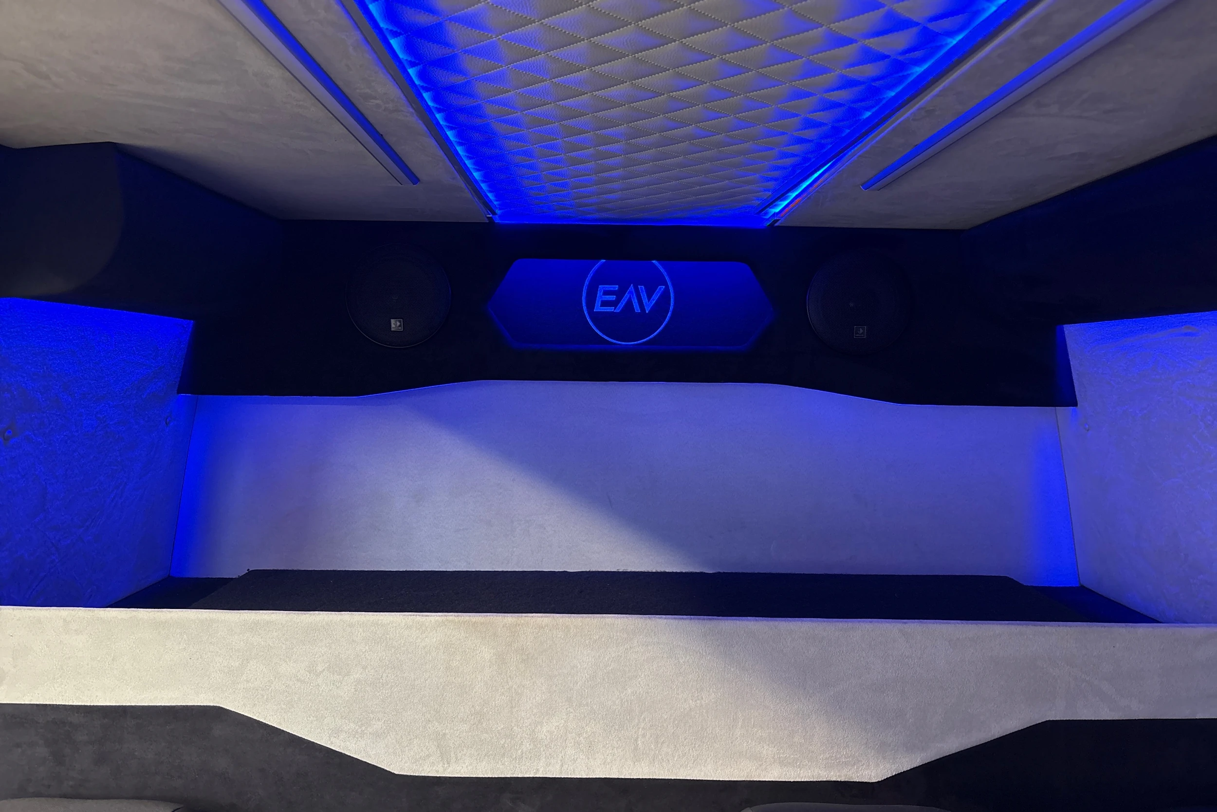 musta Mercedes-Benz Sprinter 2023 kuva 22.