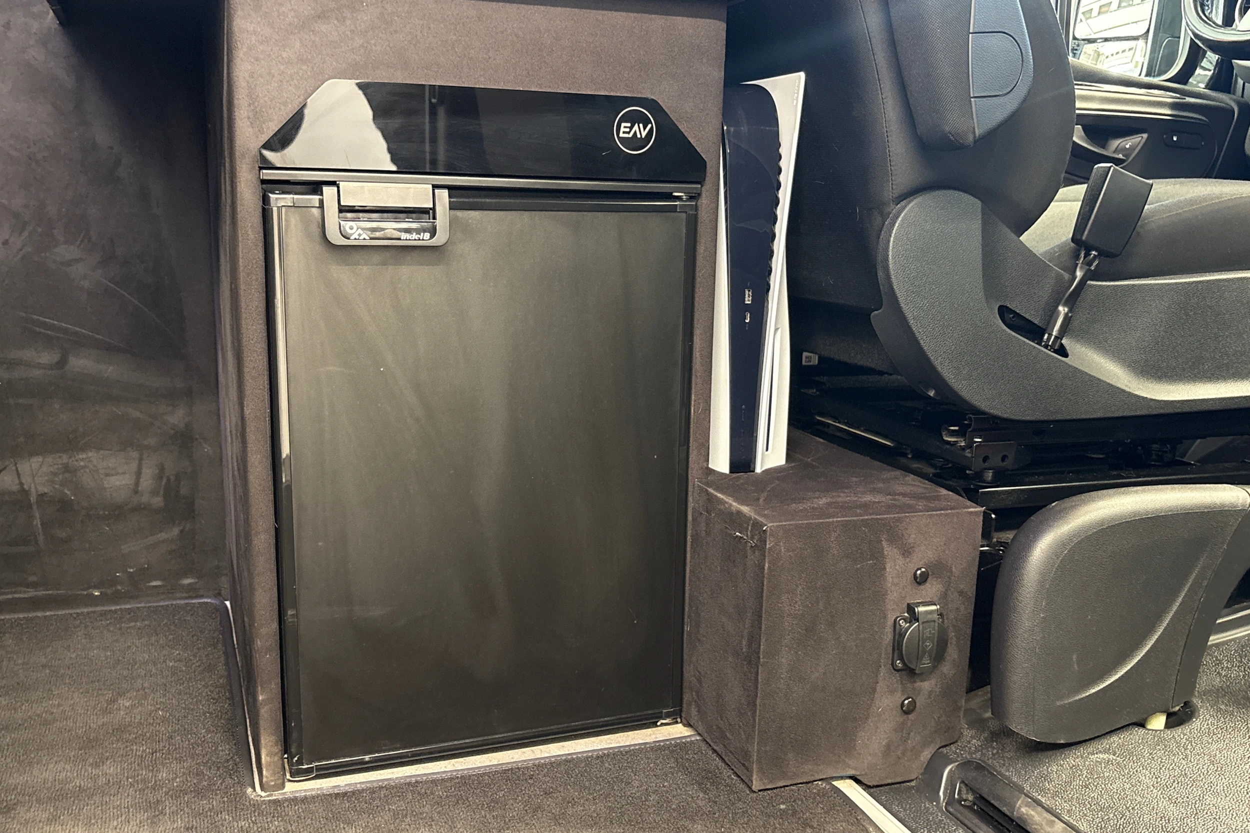 musta Mercedes-Benz Sprinter 2023 kuva 23.