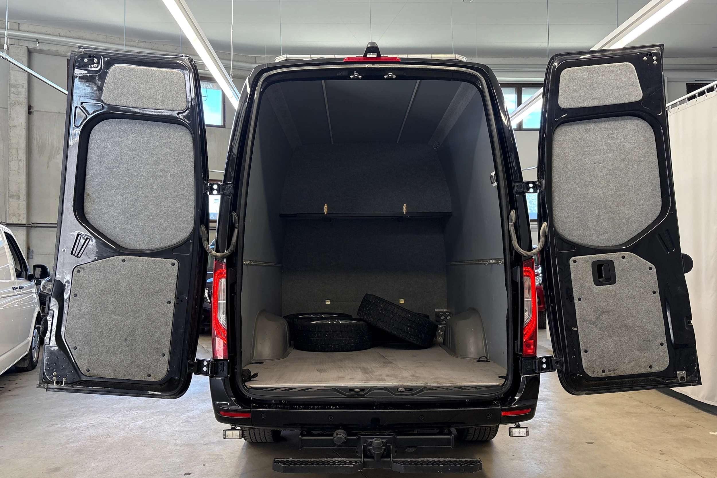 musta Mercedes-Benz Sprinter 2023 kuva 24.