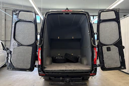 musta Mercedes-Benz Sprinter 2023 kuva 24.