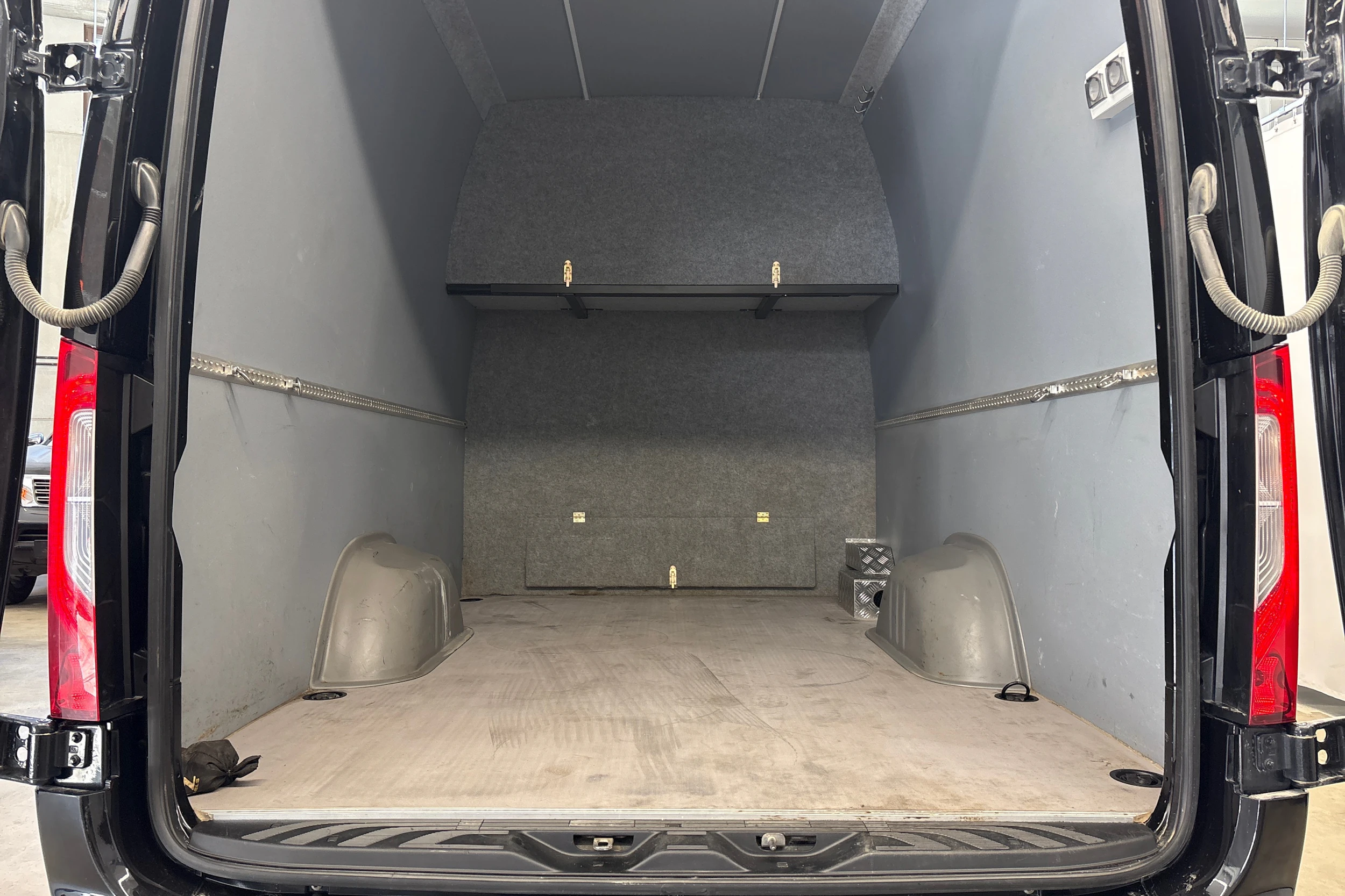 musta Mercedes-Benz Sprinter 2023 kuva 25.