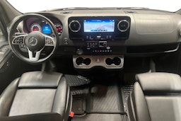 musta Mercedes-Benz Sprinter 2023 kuva 9.