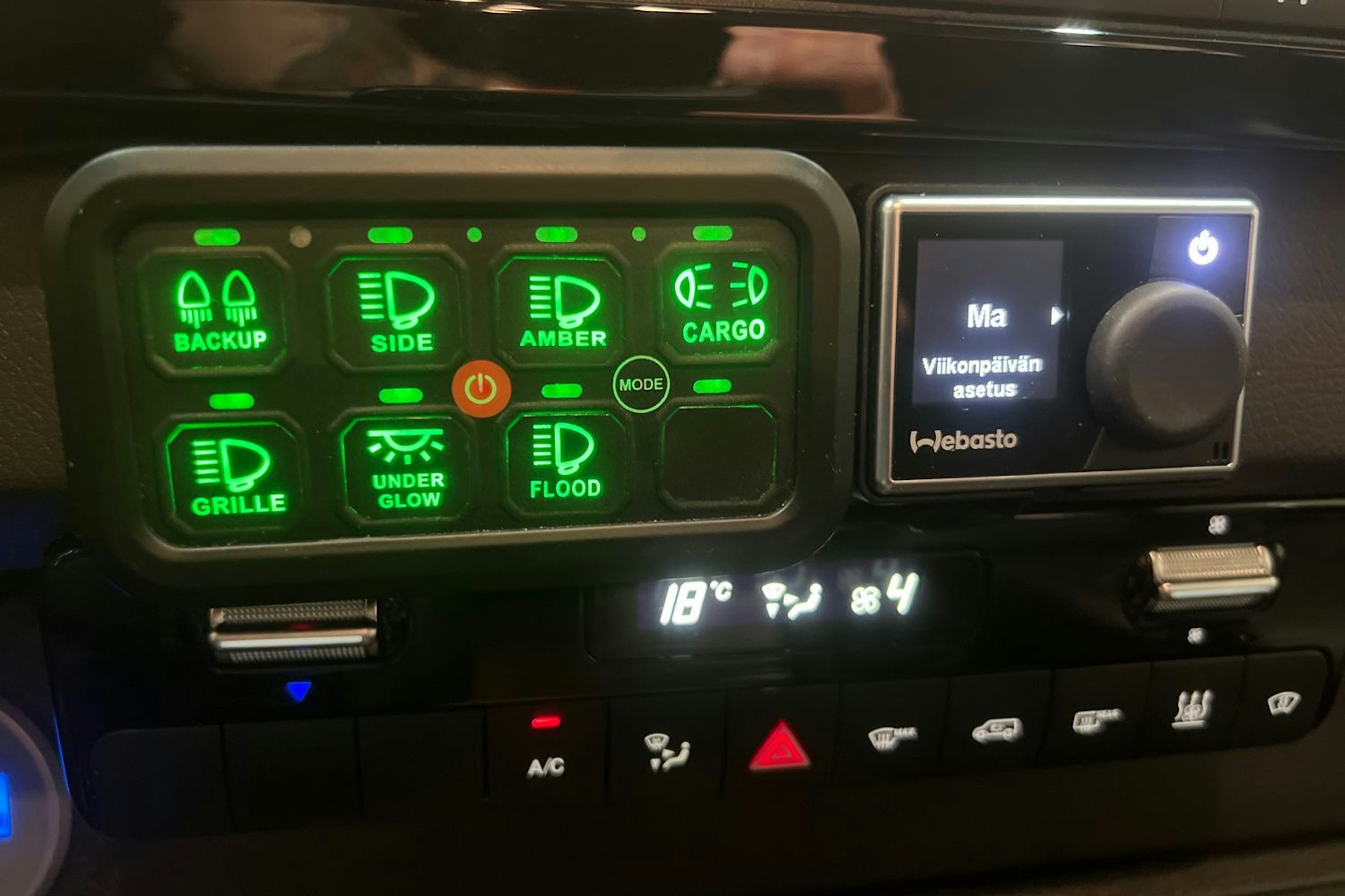 musta Mercedes-Benz Sprinter 2023 kuva 17.