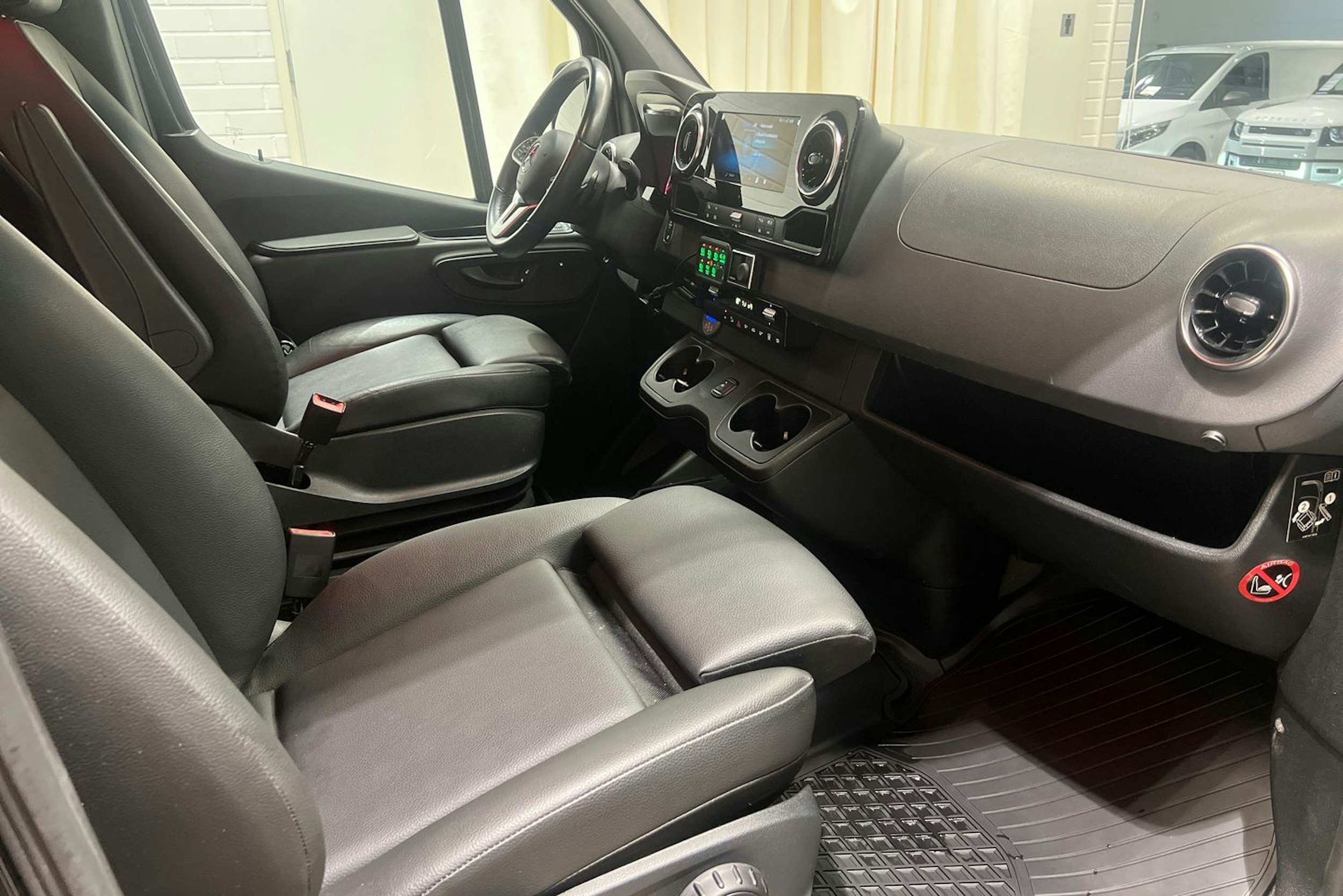 musta Mercedes-Benz Sprinter 2023 kuva 19.