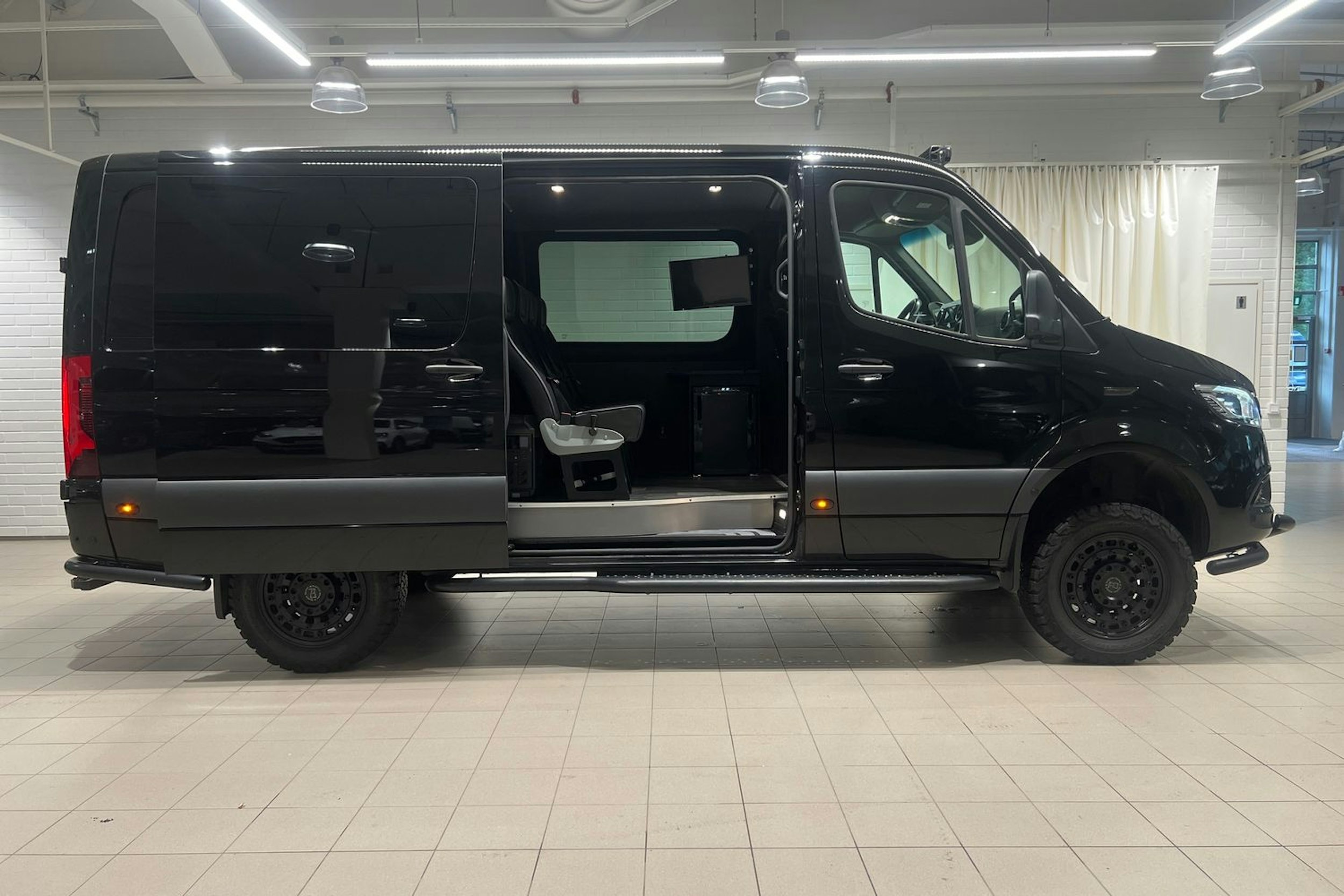 musta Mercedes-Benz Sprinter 2023 kuva 21.
