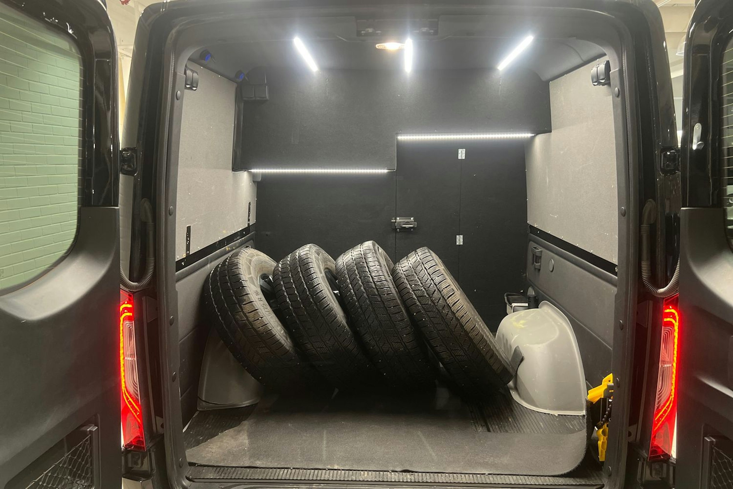 musta Mercedes-Benz Sprinter 2023 kuva 22.