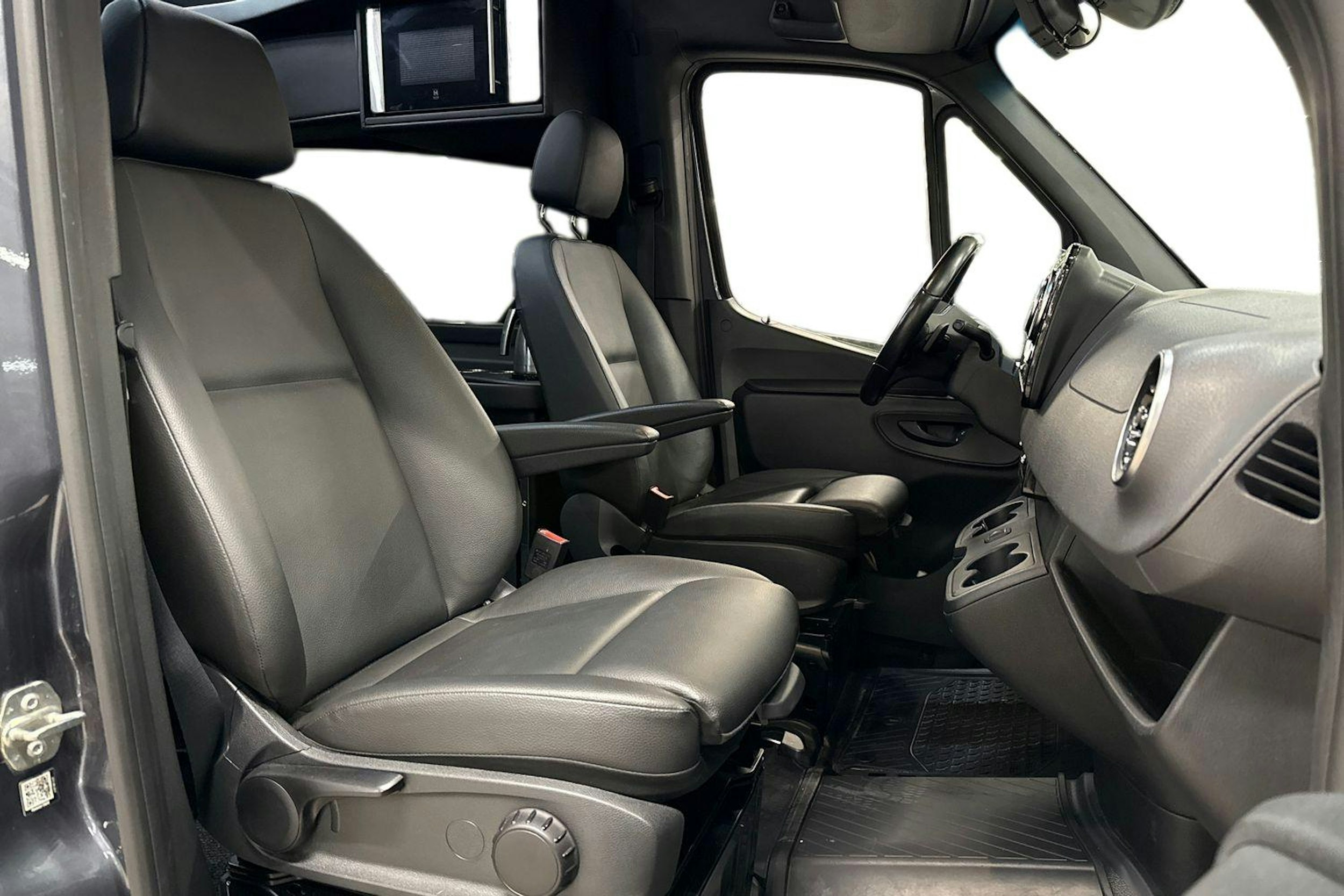 harmaa Mercedes-Benz Sprinter 2023 kuva 10.