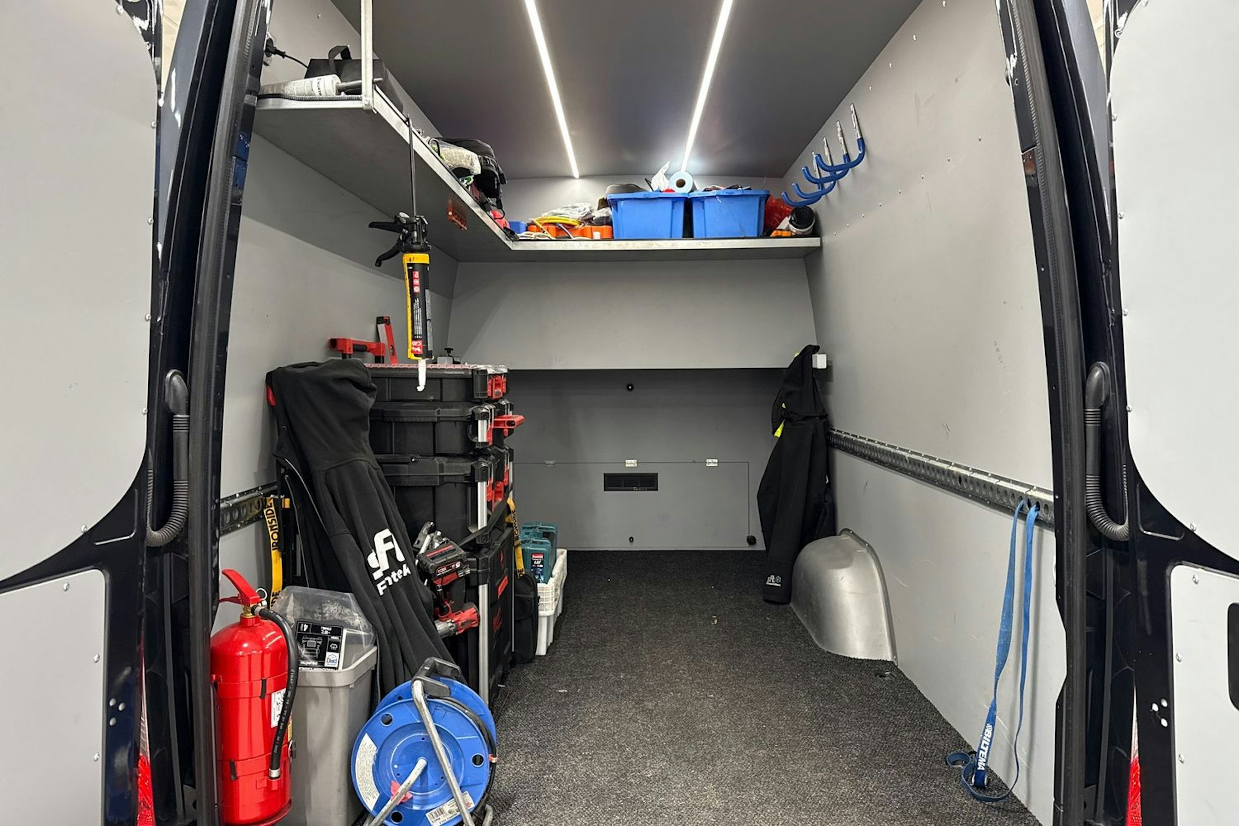 harmaa Mercedes-Benz Sprinter 2023 kuva 17.