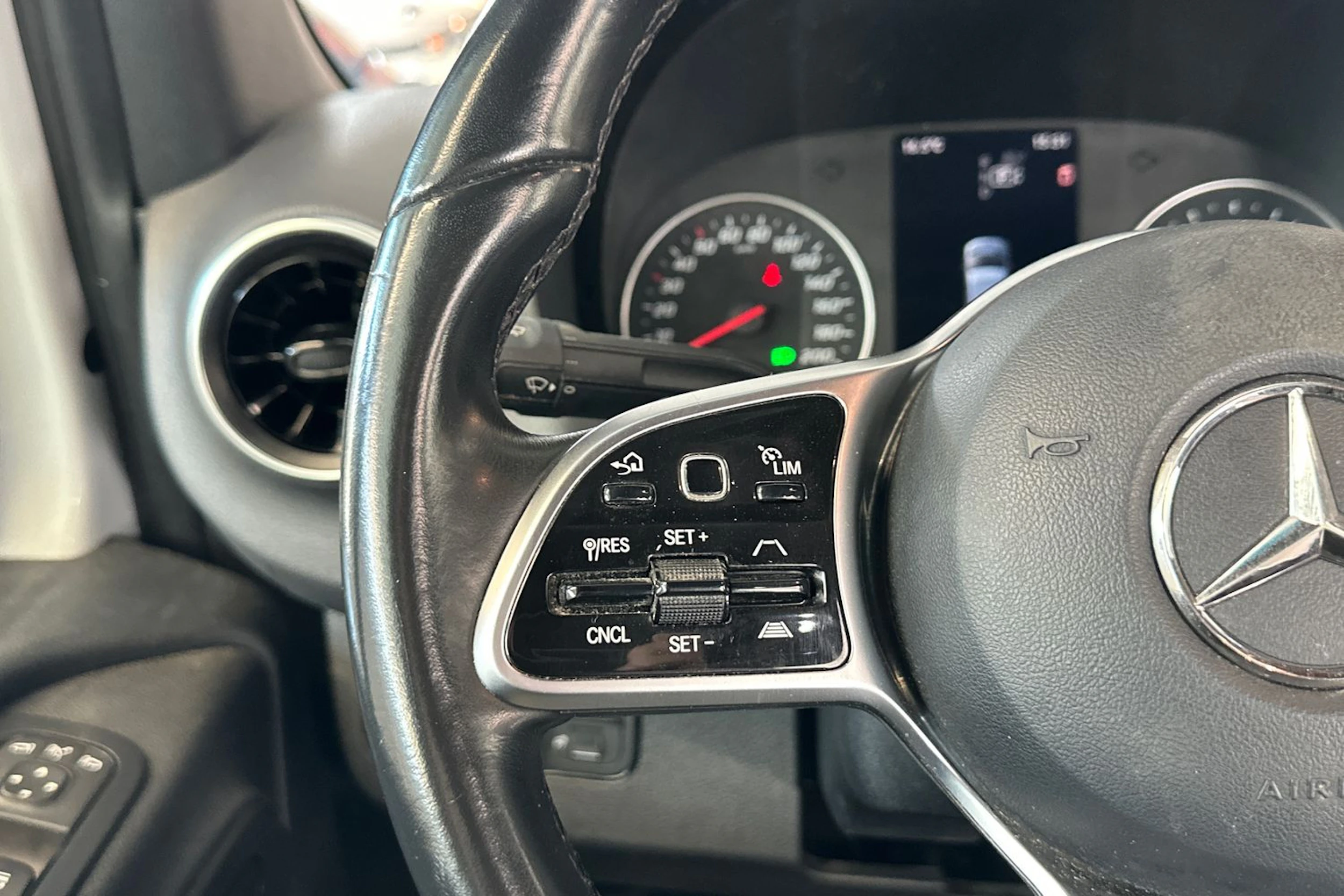 valkoinen Mercedes-Benz Sprinter 2023 kuva 15.
