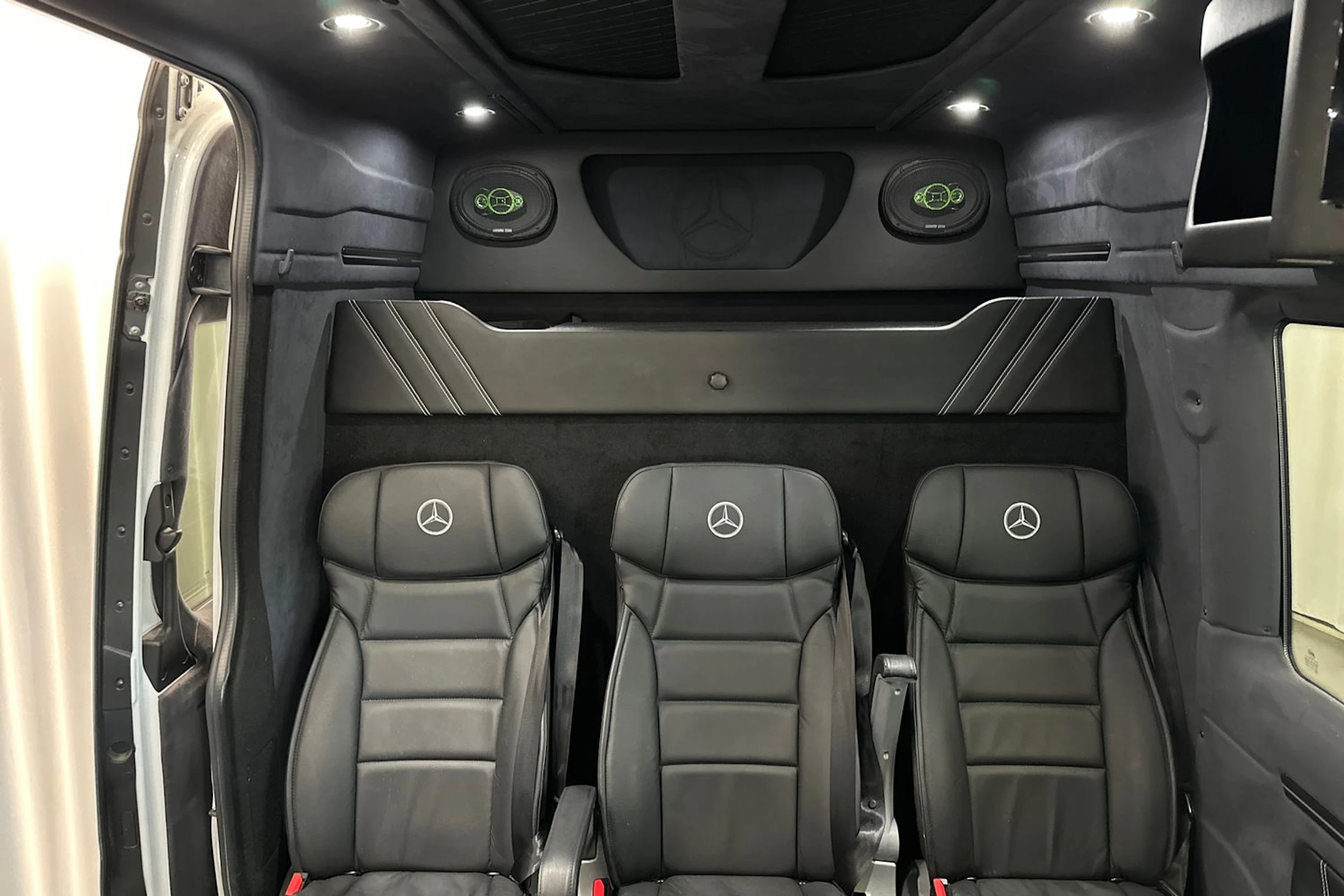 valkoinen Mercedes-Benz Sprinter 2023 kuva 22.
