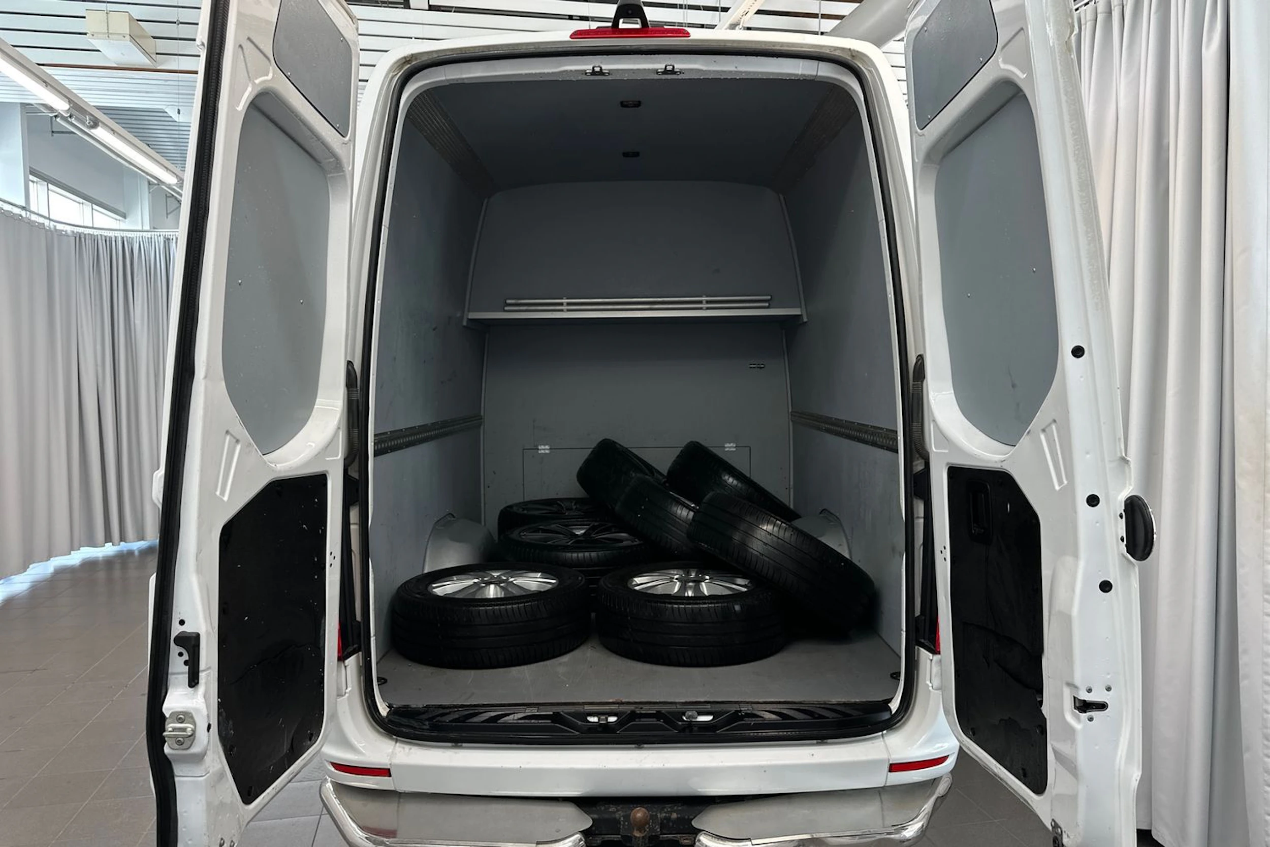 valkoinen Mercedes-Benz Sprinter 2023 kuva 27.