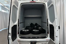 valkoinen Mercedes-Benz Sprinter 2023 kuva 27.