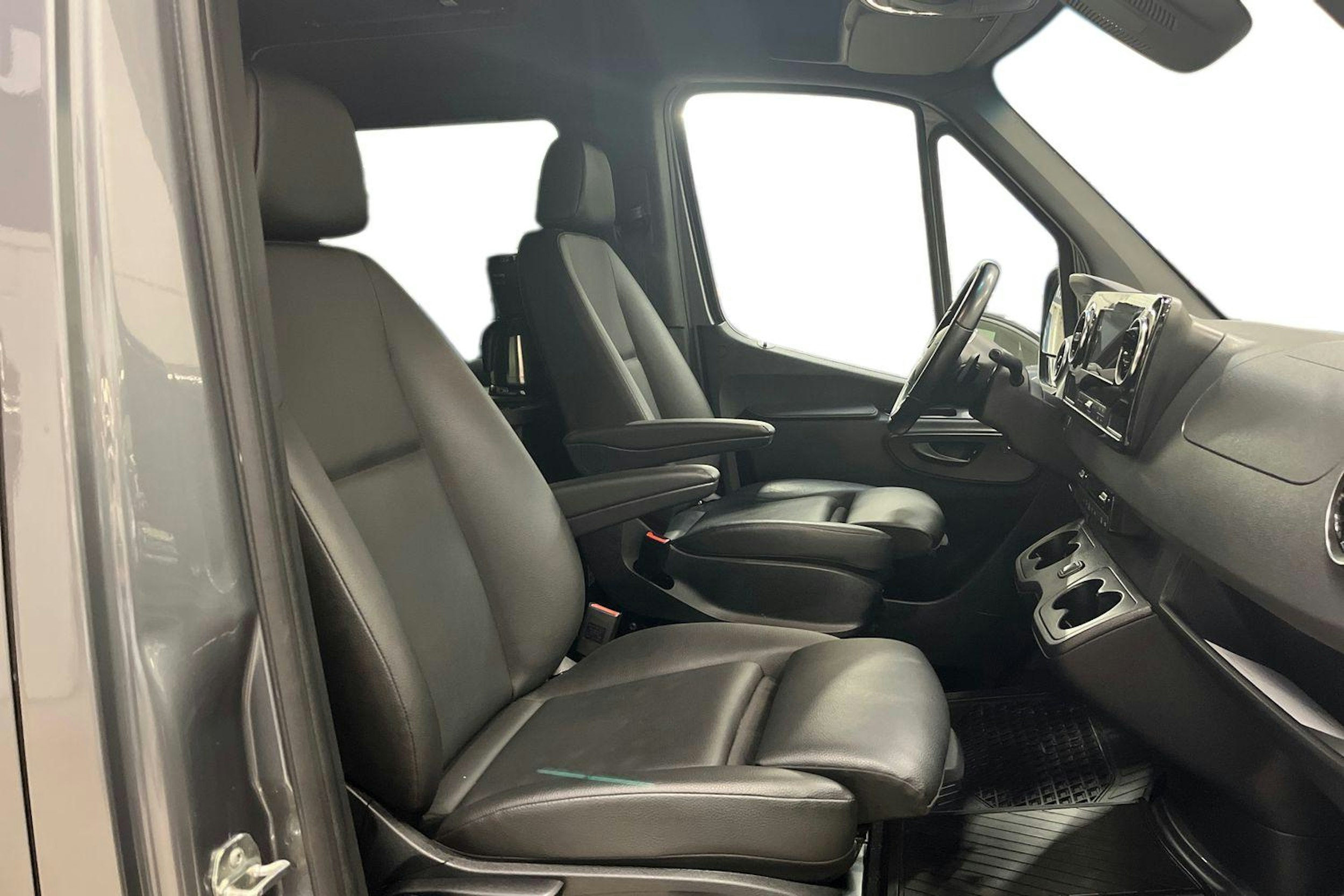 harmaa Mercedes-Benz Sprinter 2023 kuva 11.