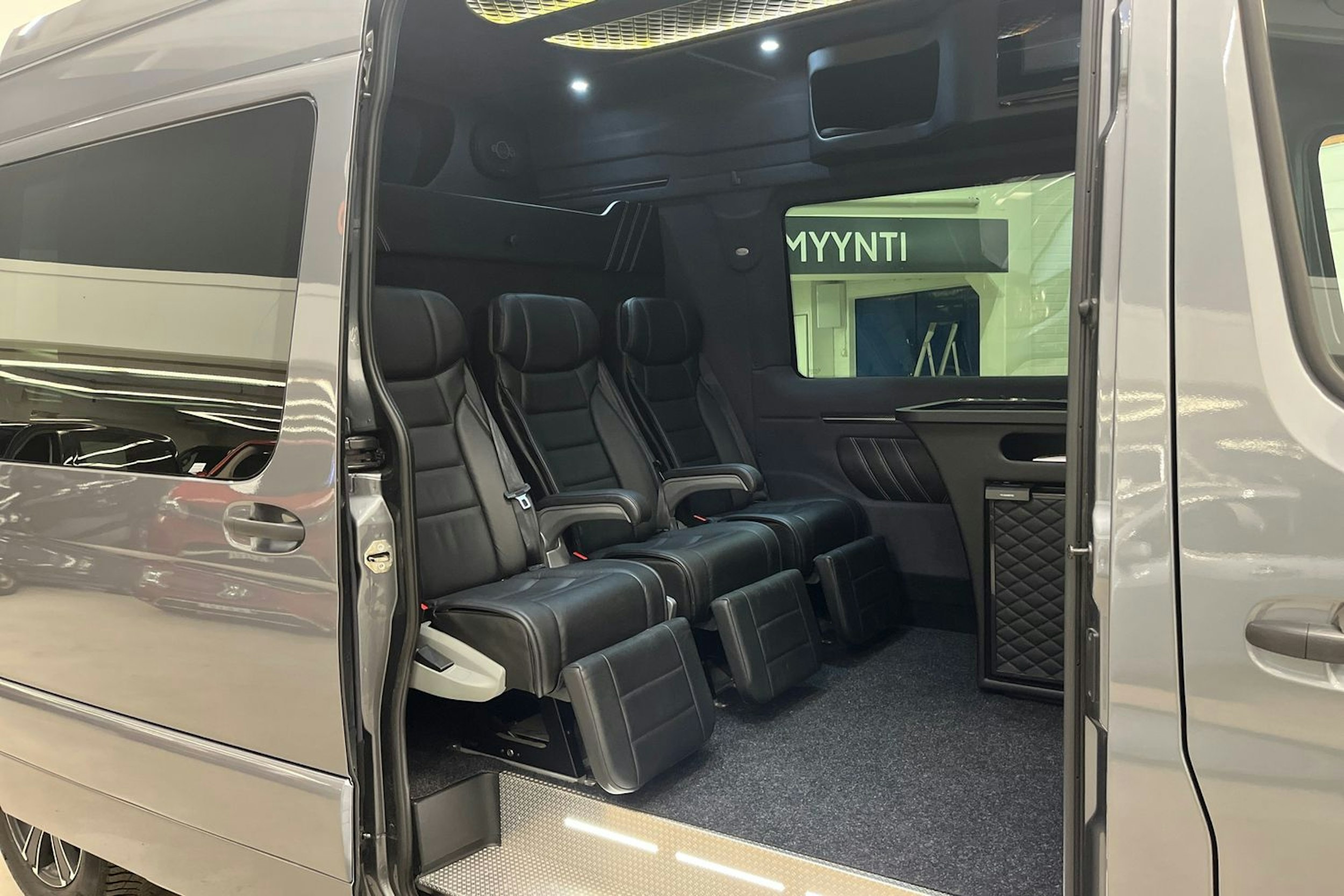 harmaa Mercedes-Benz Sprinter 2023 kuva 13.