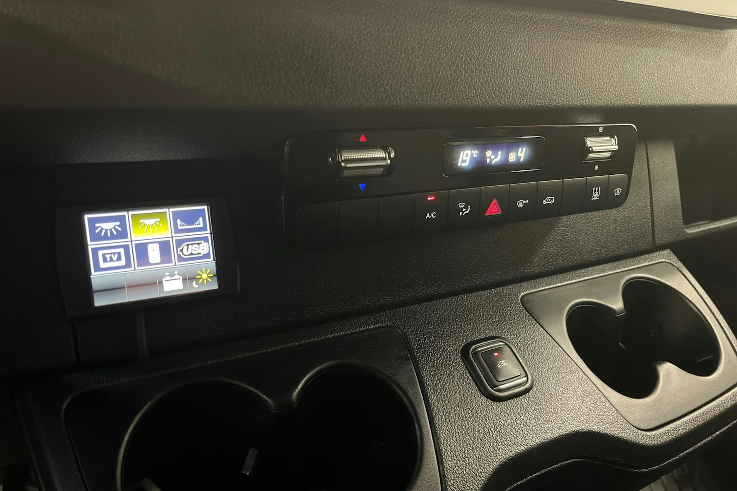 harmaa Mercedes-Benz Sprinter 2023 kuva 22.