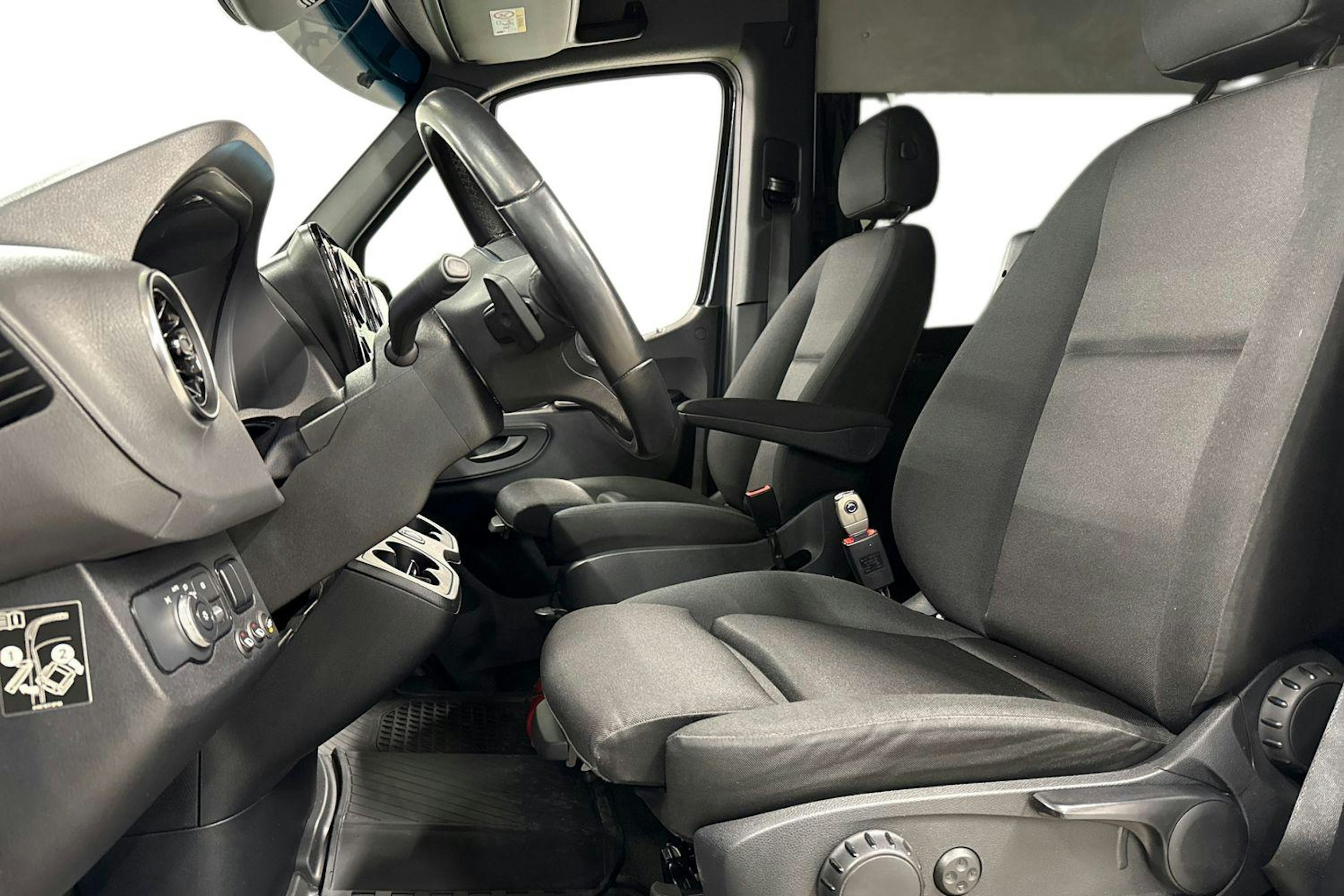 musta Mercedes-Benz Sprinter 2023 kuva 6.
