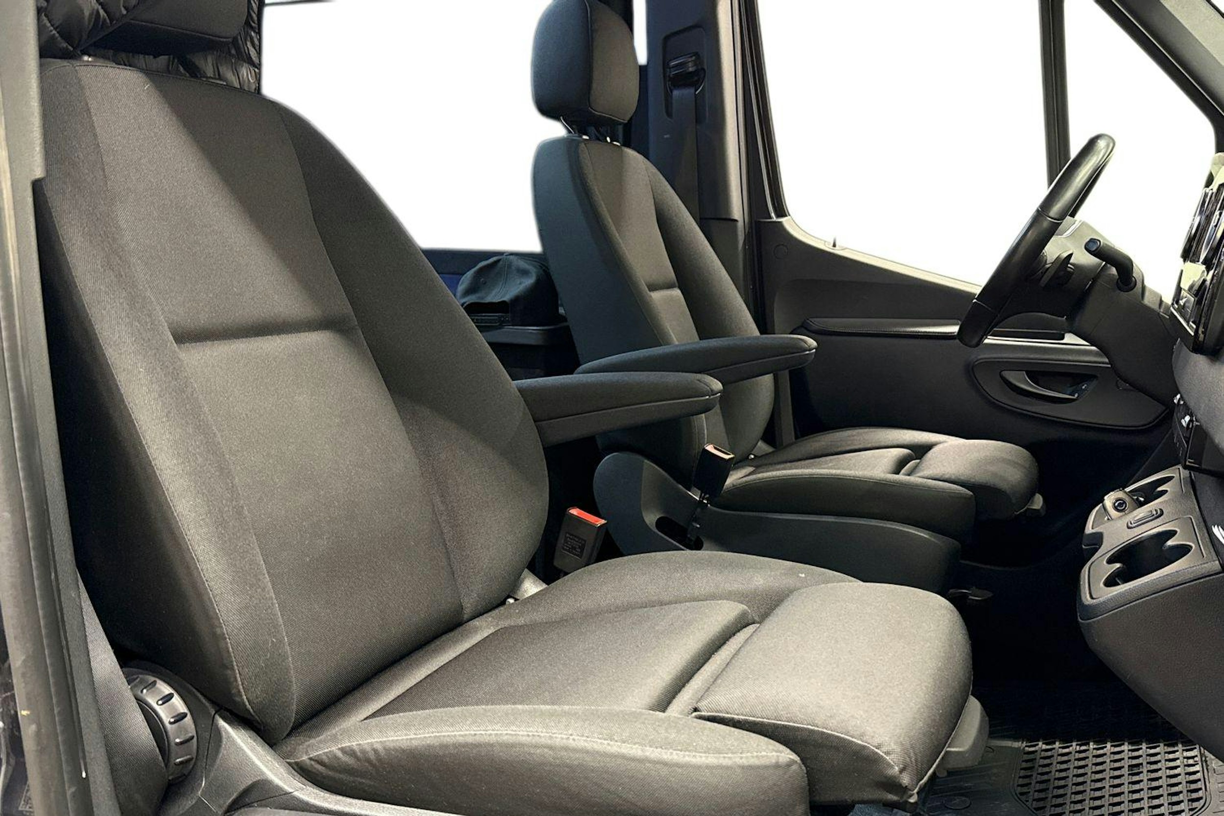 musta Mercedes-Benz Sprinter 2023 kuva 8.