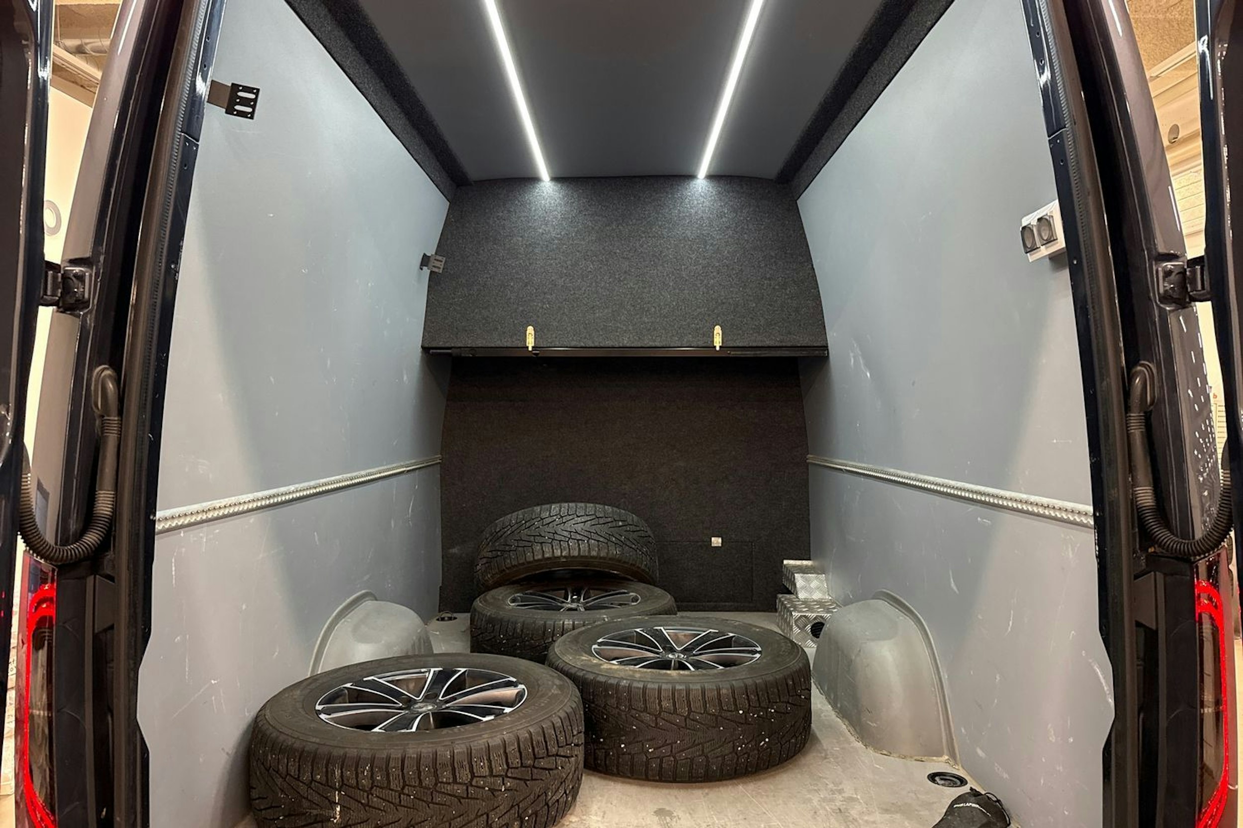 musta Mercedes-Benz Sprinter 2023 kuva 13.