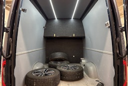 musta Mercedes-Benz Sprinter 2023 kuva 13.