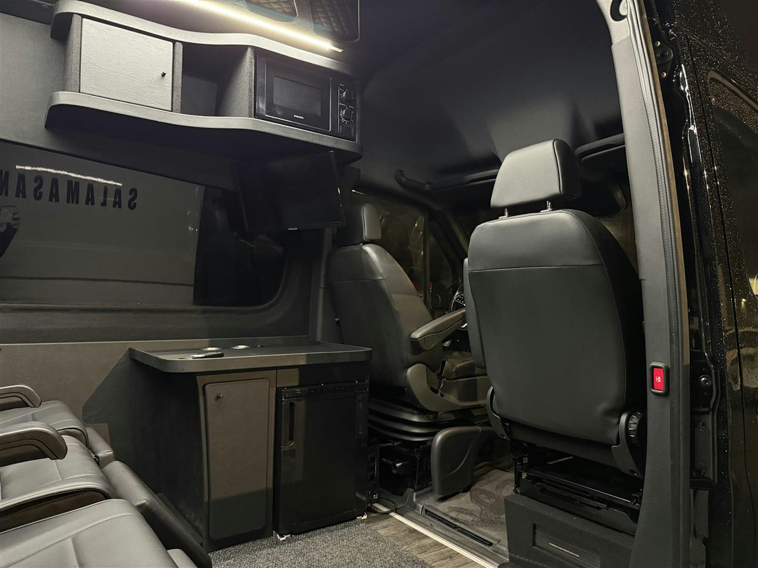 Musta Mercedes-Benz SPRINTER 2023 kuva 6.