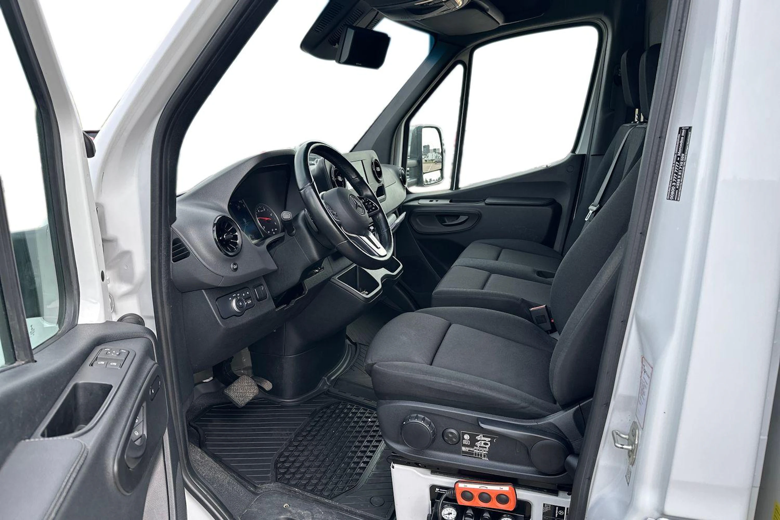 valkoinen Mercedes-Benz Sprinter 2023 kuva 6.