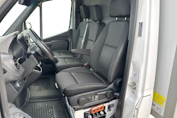 valkoinen Mercedes-Benz Sprinter 2023 kuva 8.