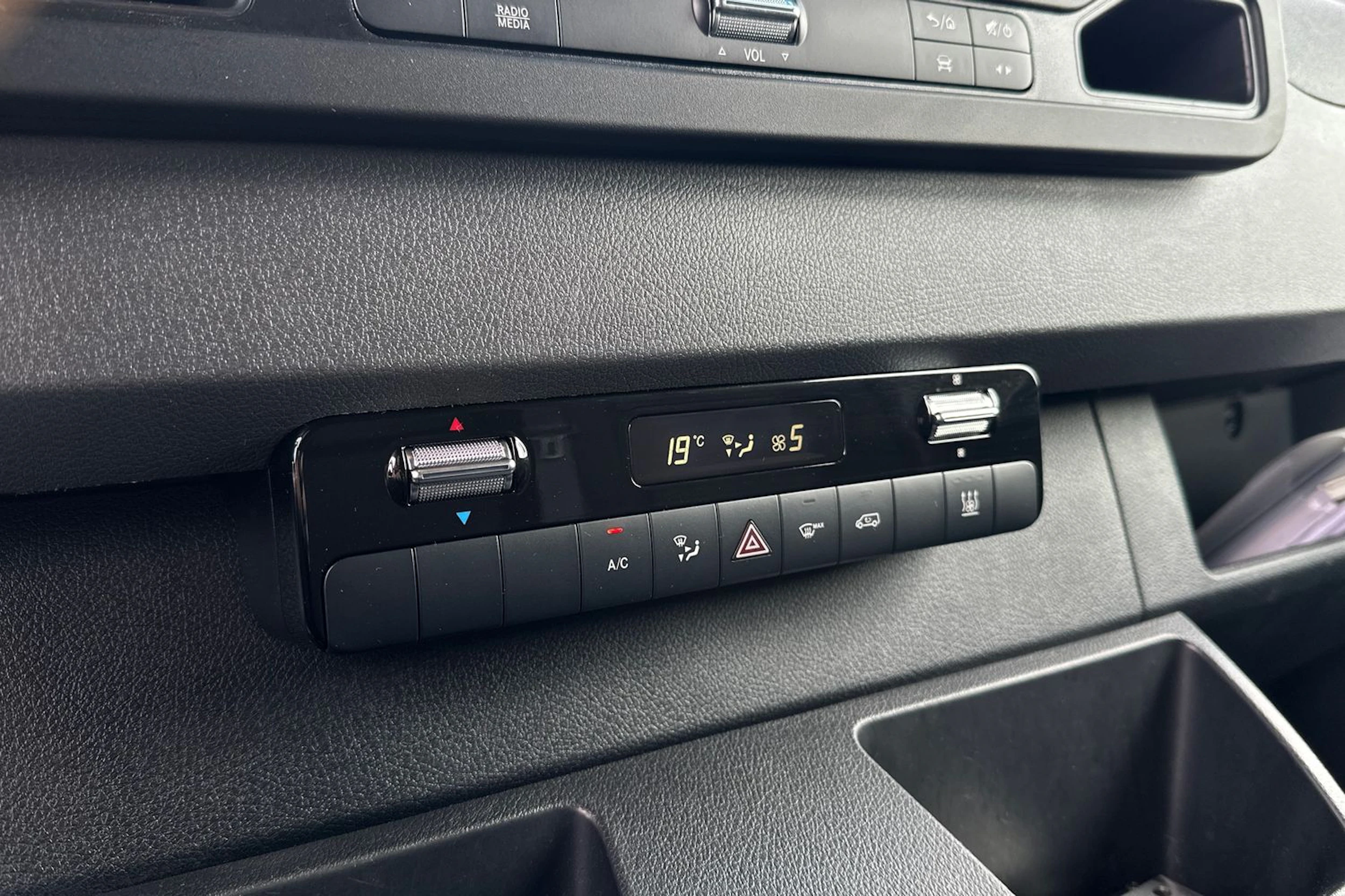 valkoinen Mercedes-Benz Sprinter 2023 kuva 15.