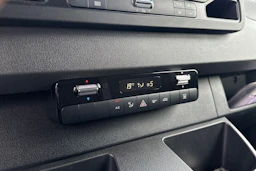 valkoinen Mercedes-Benz Sprinter 2023 kuva 15.